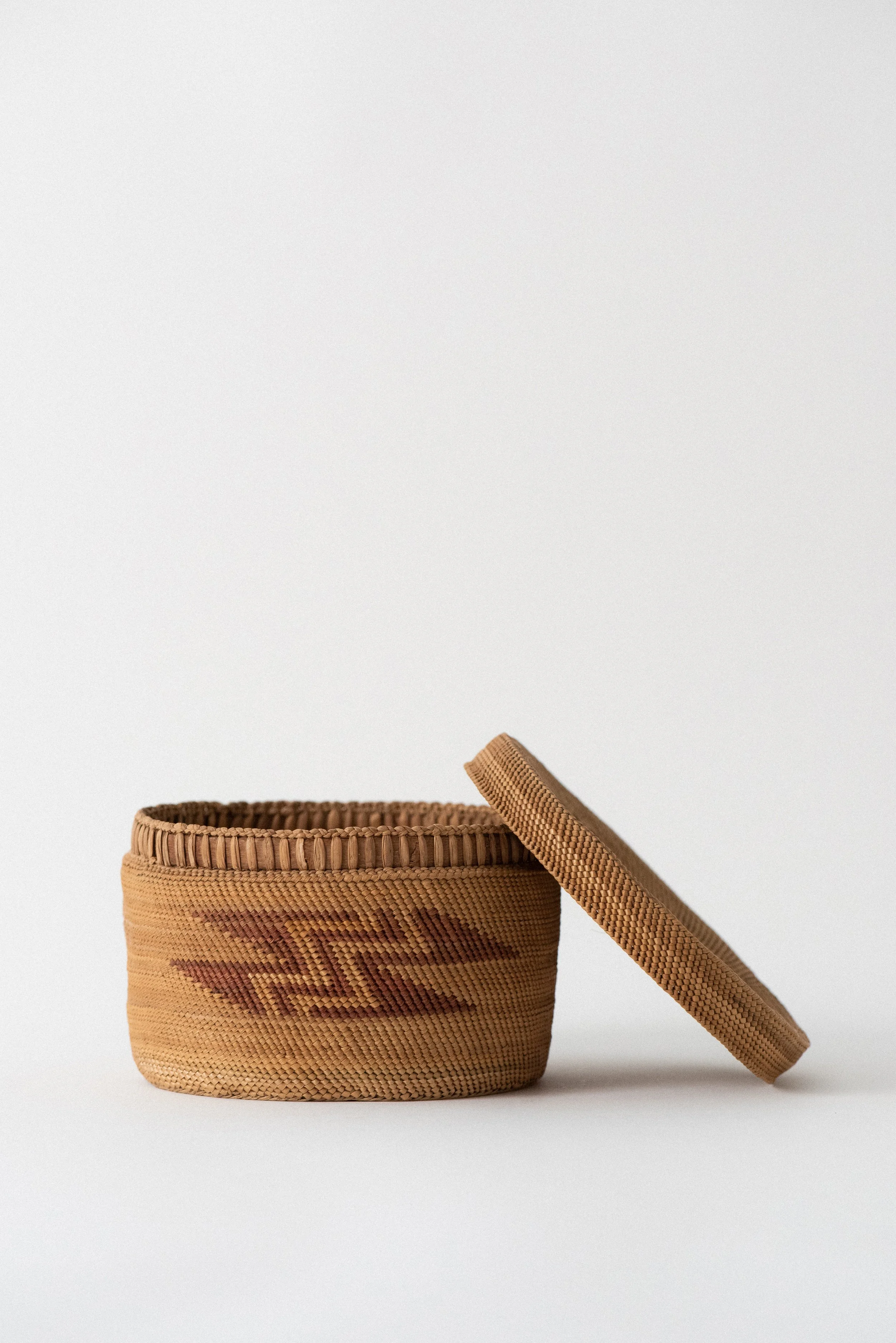 VS-OB-54-5-Antique_Nootka_finely_woven_Lidded_Basket_lidded_basket_for_sale_2.jpg