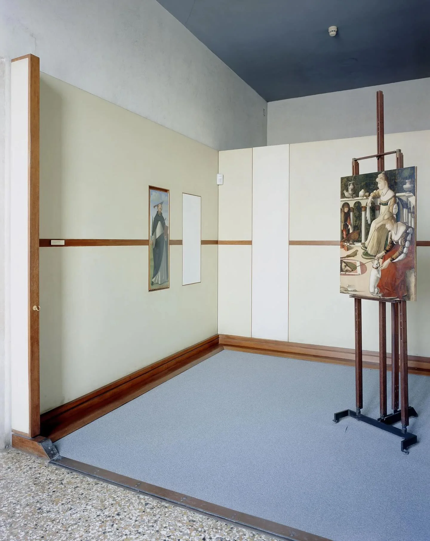 Carlo Scarpa. Museo Correr, Venice, 1957-60. Interior view: painting Two Venetian Ladies by Vittore Carpaccio placed on easel. Photo: Gianantonio Battistella.

#carloscarpa #museocorrer #VittoreCarpaccio