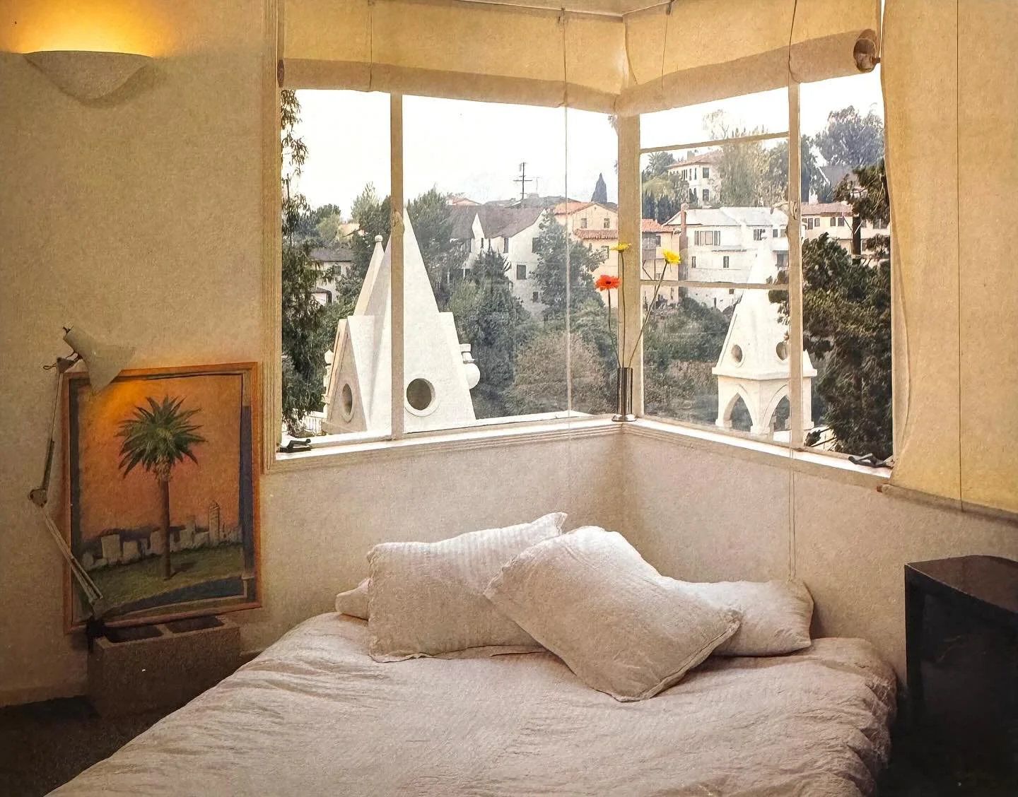 The streamline moderne Haigh House designed by Wesley Eager in 1937, scanned from a book on Los Angeles homes from the 1990s.

#streamlinemoderne  #losangelesarchitecture #WesleyEager