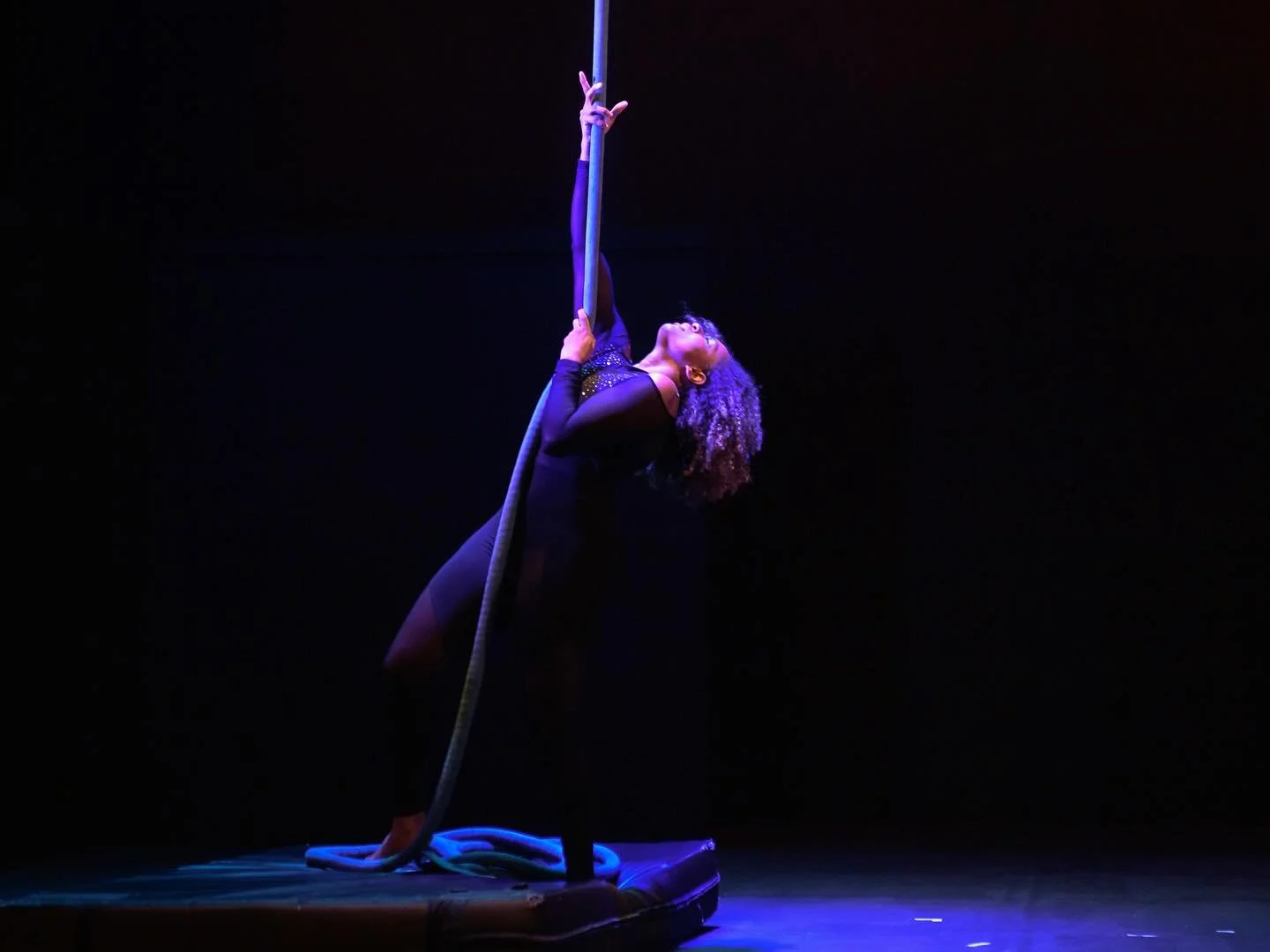 here&rsquo;s to processing your emotions onstage 🫶🏾 thank you for this beautiful capture @haphazardimagination 💗

full act is on the tube of youuuuuu

#circusartist #cordelisse #circus #aerialdance #aerialrope #circusarts #circuseverydamnday #perf