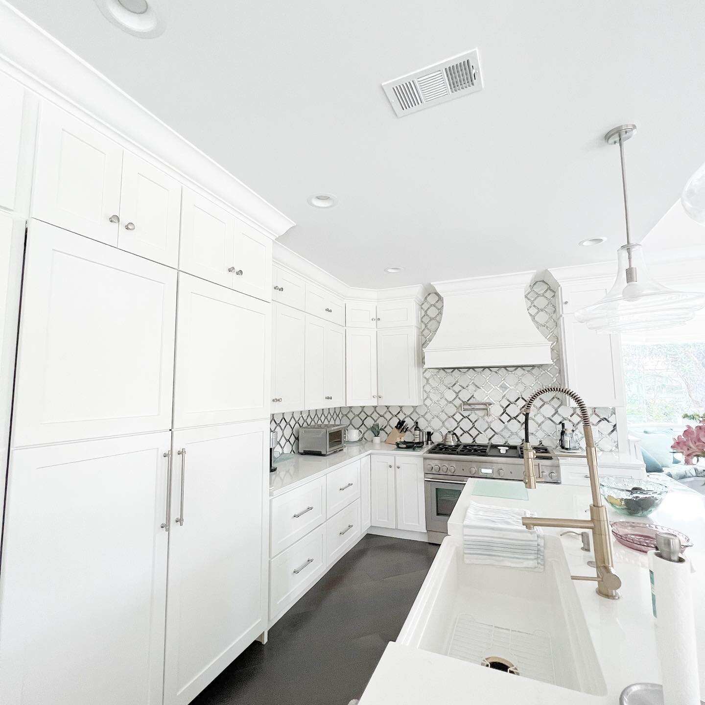 Wrapped up this interior paint job along with new hardware for kitchen and paneled fridge. Project details in the reel. 
.
.
.
.
.
.
.
.