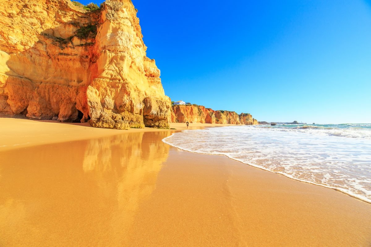 shutterstock_425290882_praia_da_rocha_portimao_algarve-1.jpg