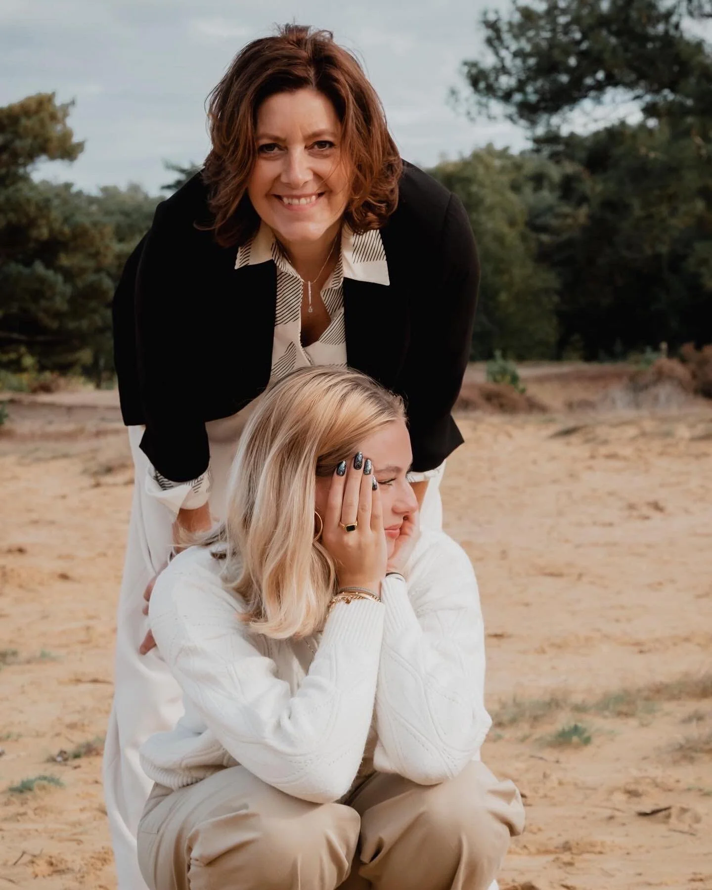het is gek en wondermooi hoe het leven soms loopt! even geleden mocht ik Vanessa en haar super lieve familie vastleggen op camera🌼 ik en Vanessa hebben nog samen in de wieg gelegen en hadden elkaar 45jaar niet gezien.. 🙈 zo fijn en bijzonder om elk