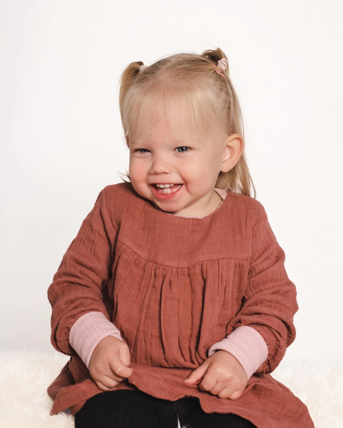 een kleine behind the scenes van deze cuties! 🌞 hier word ik zo instant blij van.. kindjes laten lachen, giechelen, een bijzonder moment cre&euml;ren en dit kunnen vastleggen zodat anderen hiervan kunnen meegenieten🤍 happy wednesday🫶🏻🧸

#kidspho