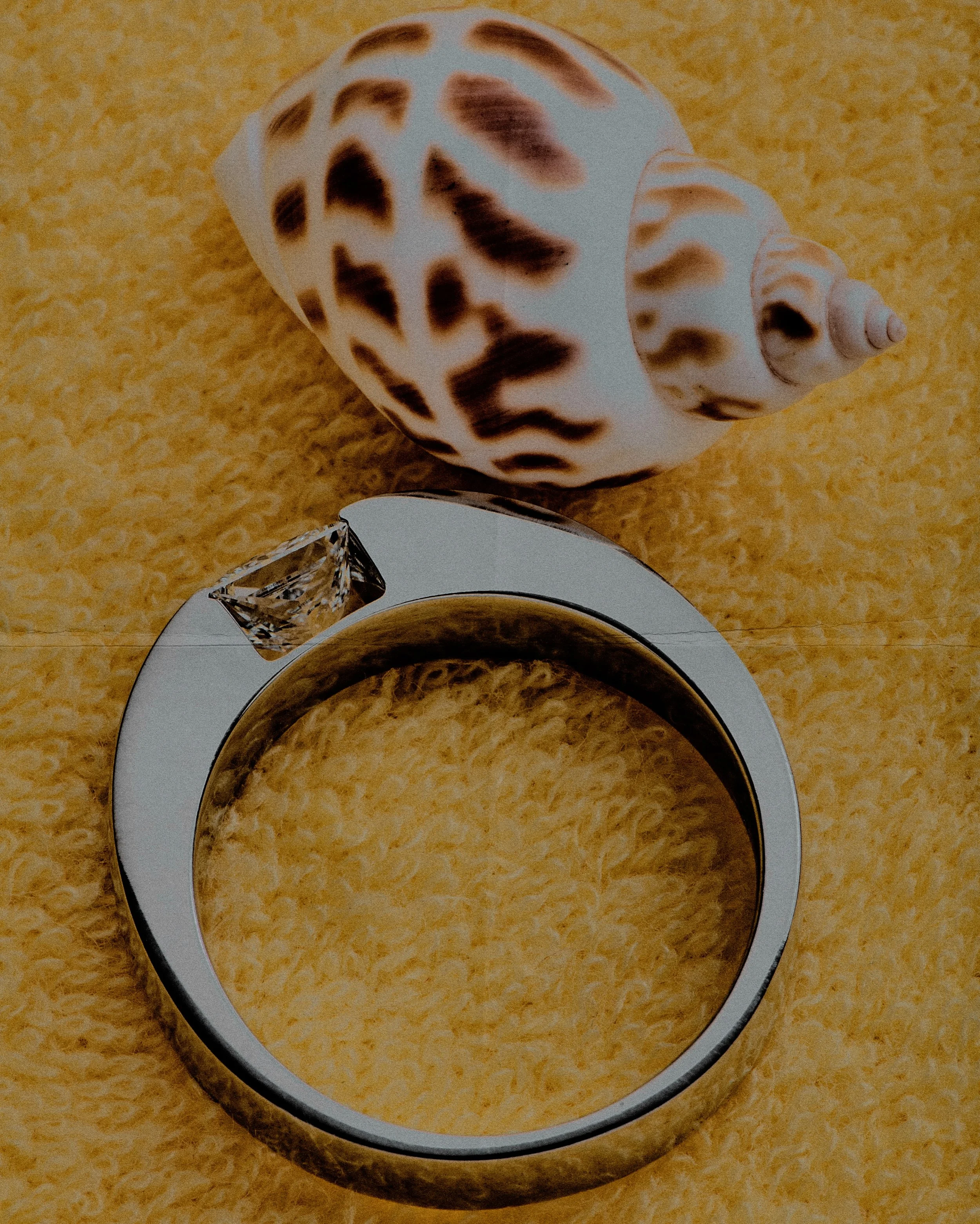 Colour and seashells w/ @laurenbamford 🐚🟡🦎

PLATINUM TENSION SET BAND RING W/ DIAMOND

FANCY CUSHION SIGNUM RING W/ AUS SAPPHIRE &amp; 18CT
