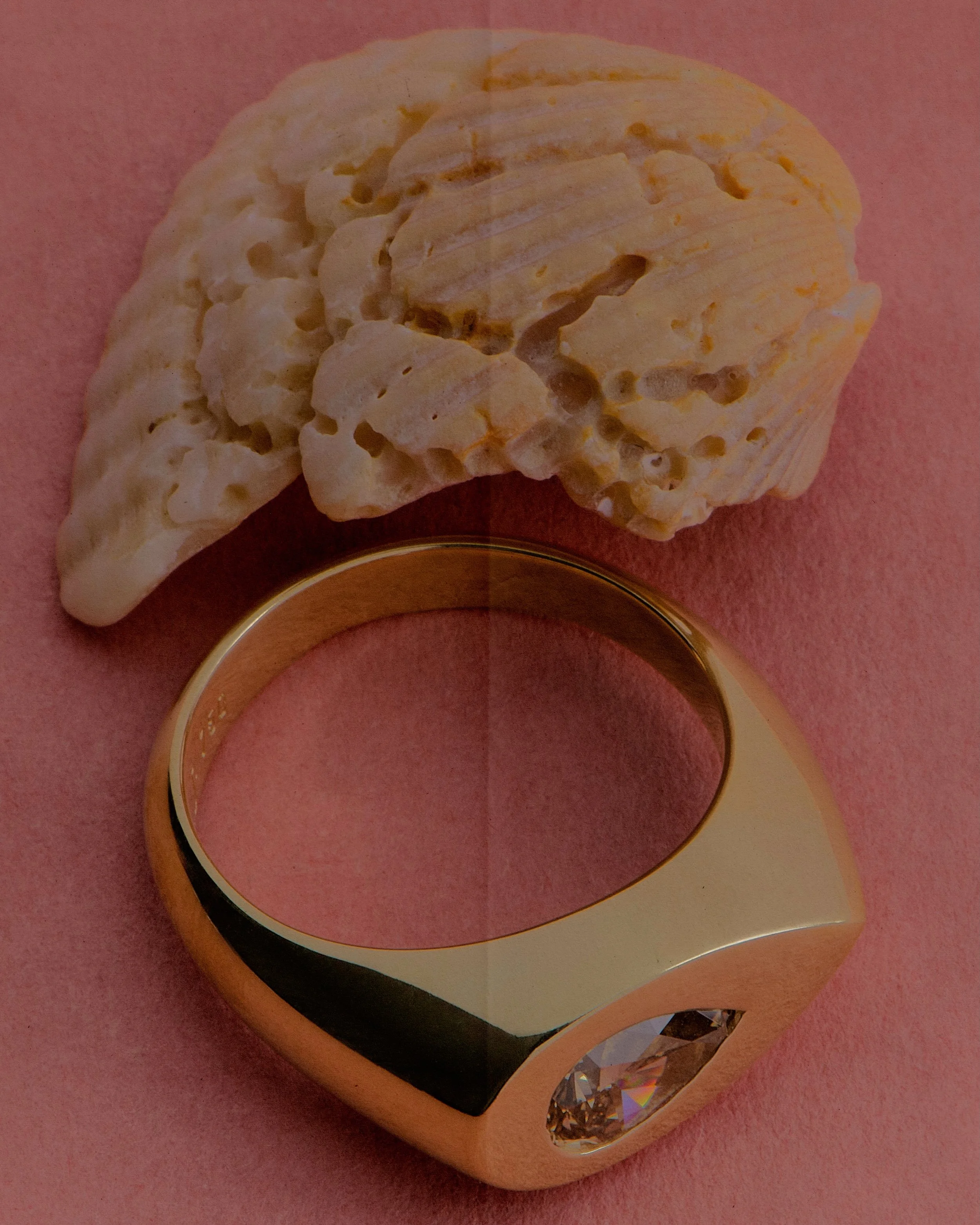 🐚🐚🐚🐚 + @laurenbamford 

PEAR SIGNUM RING

+ CHANNEL SET SIGNUM RING

++ DOUBLE SET TENSION SET BAND RING 

+++ BESPOKE SIGNUM RING