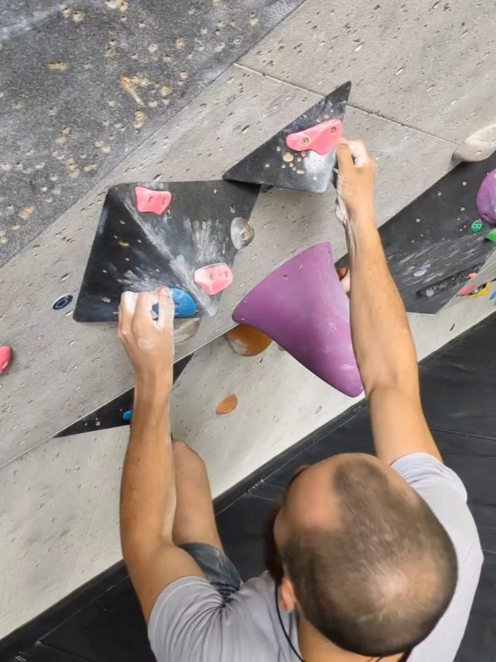 Time to practice those knee bars... Swipe for beta from last week's comp wall set ➡️

1. Blue pentagon 
2. Blue equals 
3. Red square 
4. Hendrix pentagon 
5. Yellow square 
6. Yellow square