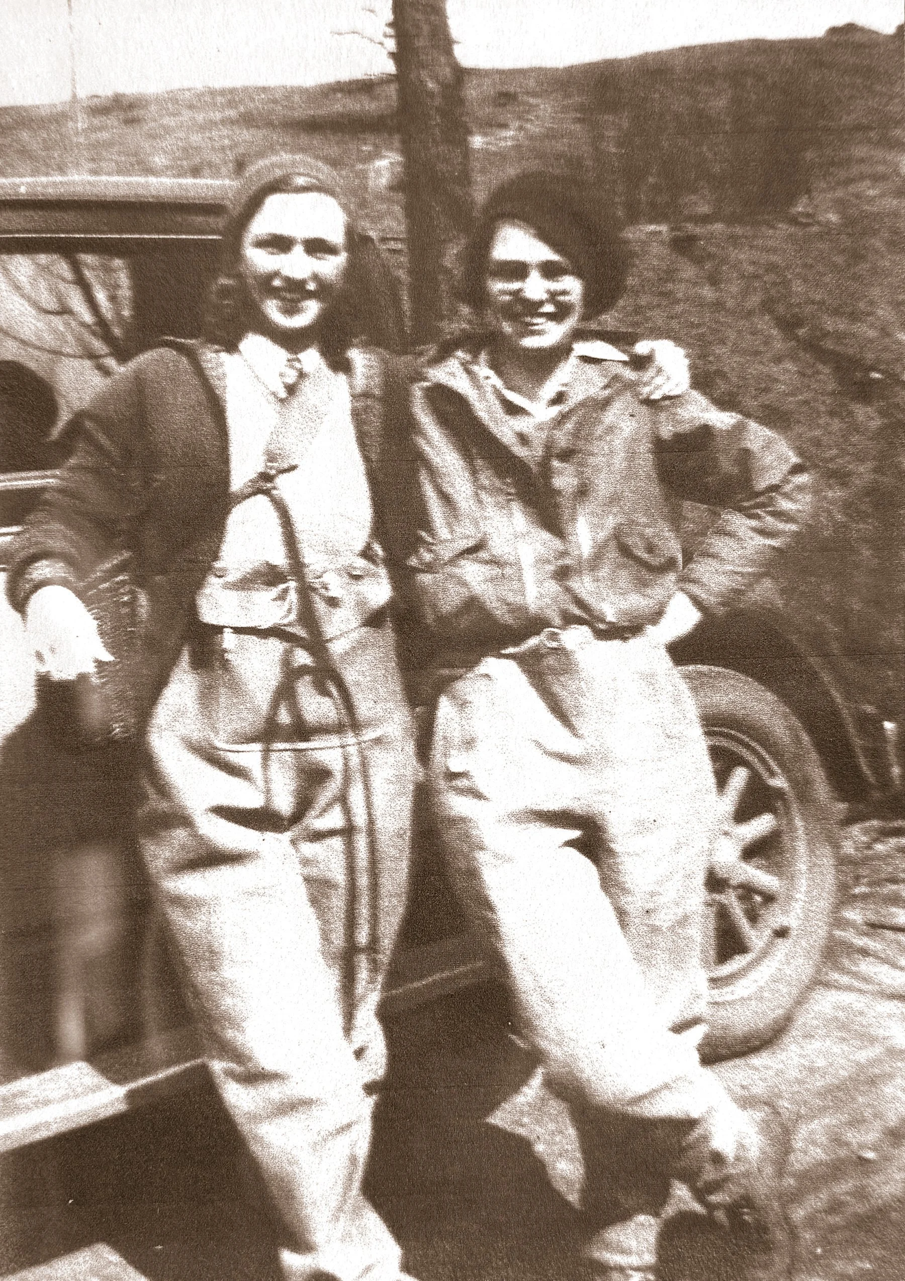  Winnie Dette with friend Edna Ferdon, ready to cast a line in the 1920s. At the time, she and Elsie Darbee were co-owners of Dette flies. 