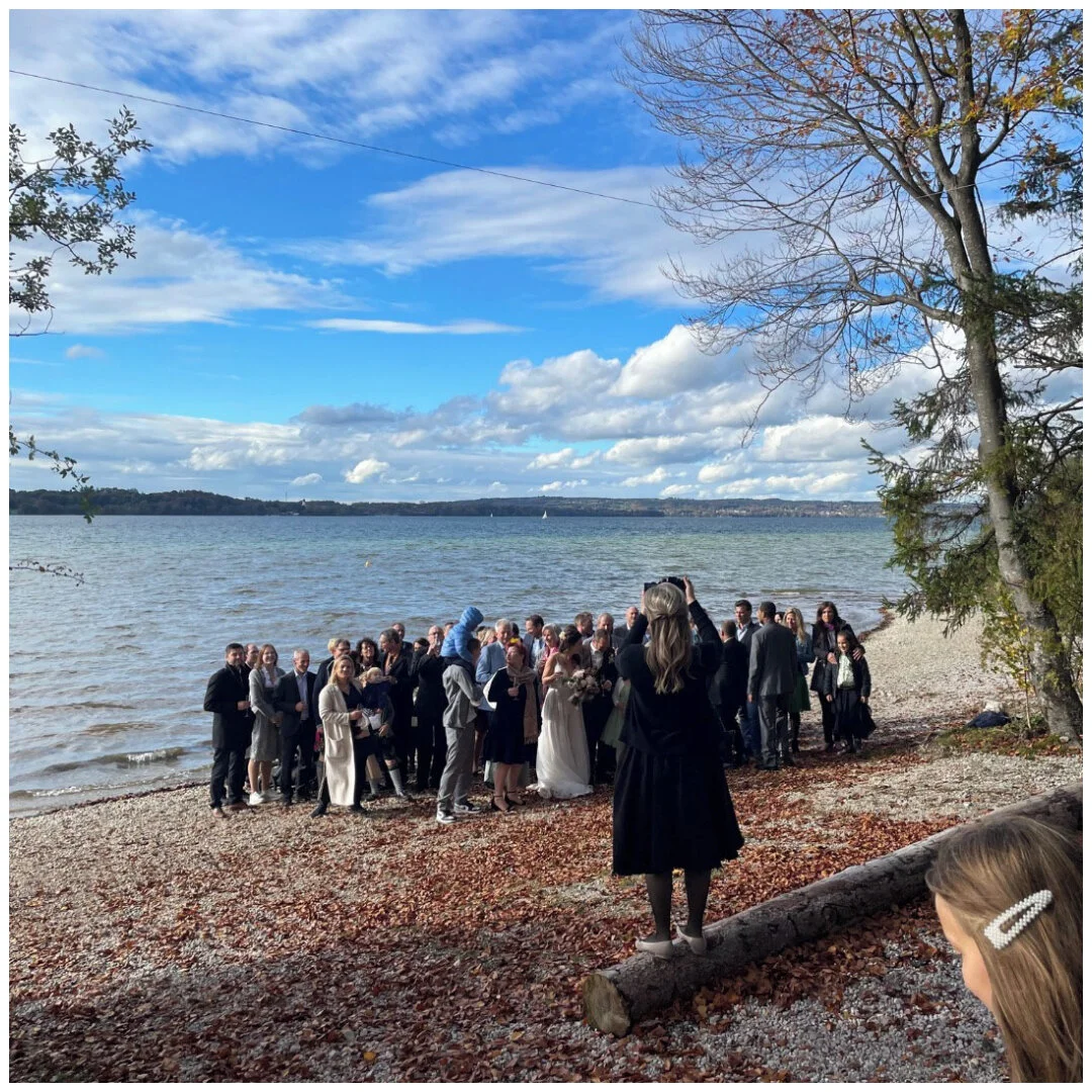 EIN UNVERGESSLICHER MOMENT AM SEE⁣
&bull;⁣
#hochzeit #seeblickfeiern #locationamsee #starnbergersee #camping #event #hochzeitamsee⁣
&bull;⁣
📍@campingambach