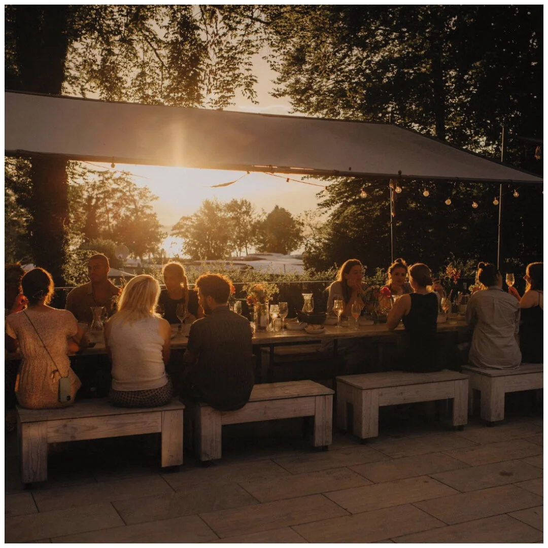 DER WUNDERSCH&Ouml;NE SONNENUNTERGANG IM HERBST.🍁🍂⁣
&bull;⁣
Die Bl&auml;tter &auml;ndern die Farbe. Die Herbstsaison ist definitiv da!⁣
&bull;⁣
#event #hochzeit #seeblickfeiern #teamevent #locationamsee #starnbergersee #camping⁣
&bull;⁣
📍@campinga