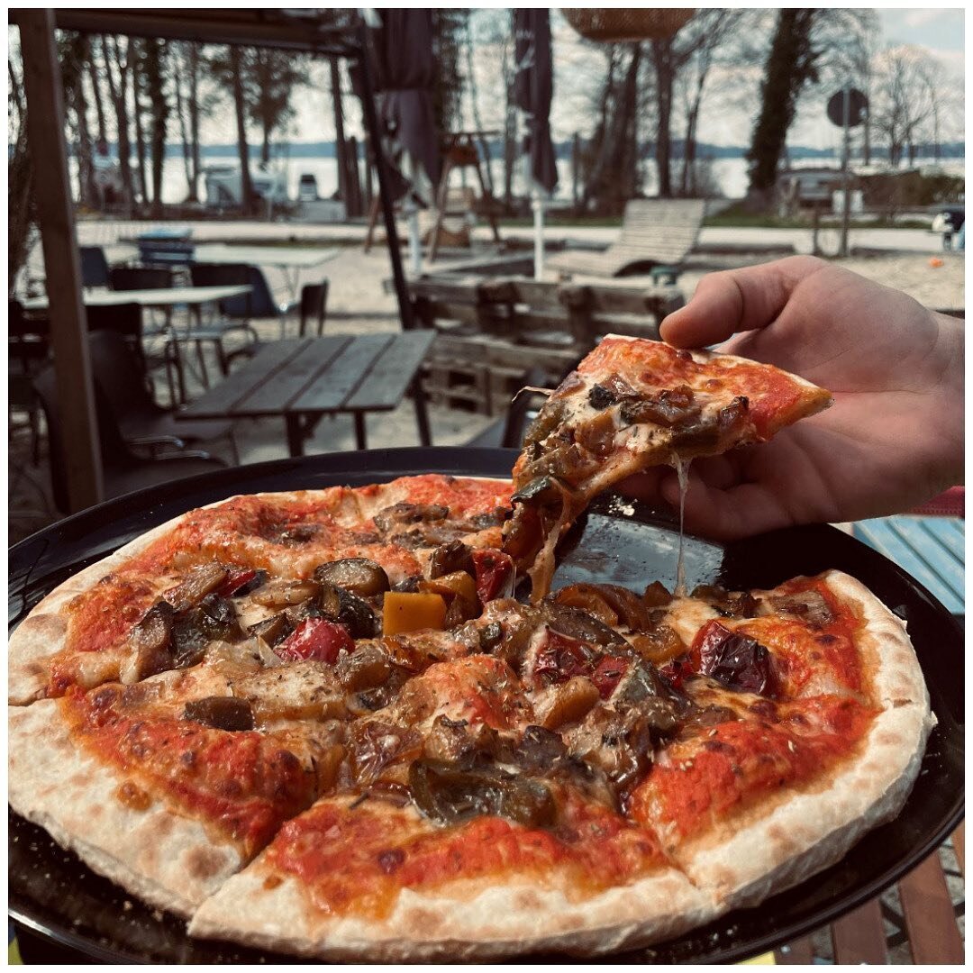 LECKERE PIZZA 🍕 
&bull;
Leckere Pizza und ein wundersch&ouml;ner Blick auf dem Starnberger See. ❤️
&bull;
@campingambach 
&bull;
#pizza #lecker #leckeressen #starnbergersee #ambach #camping #schwaiblbar #sommerkommt