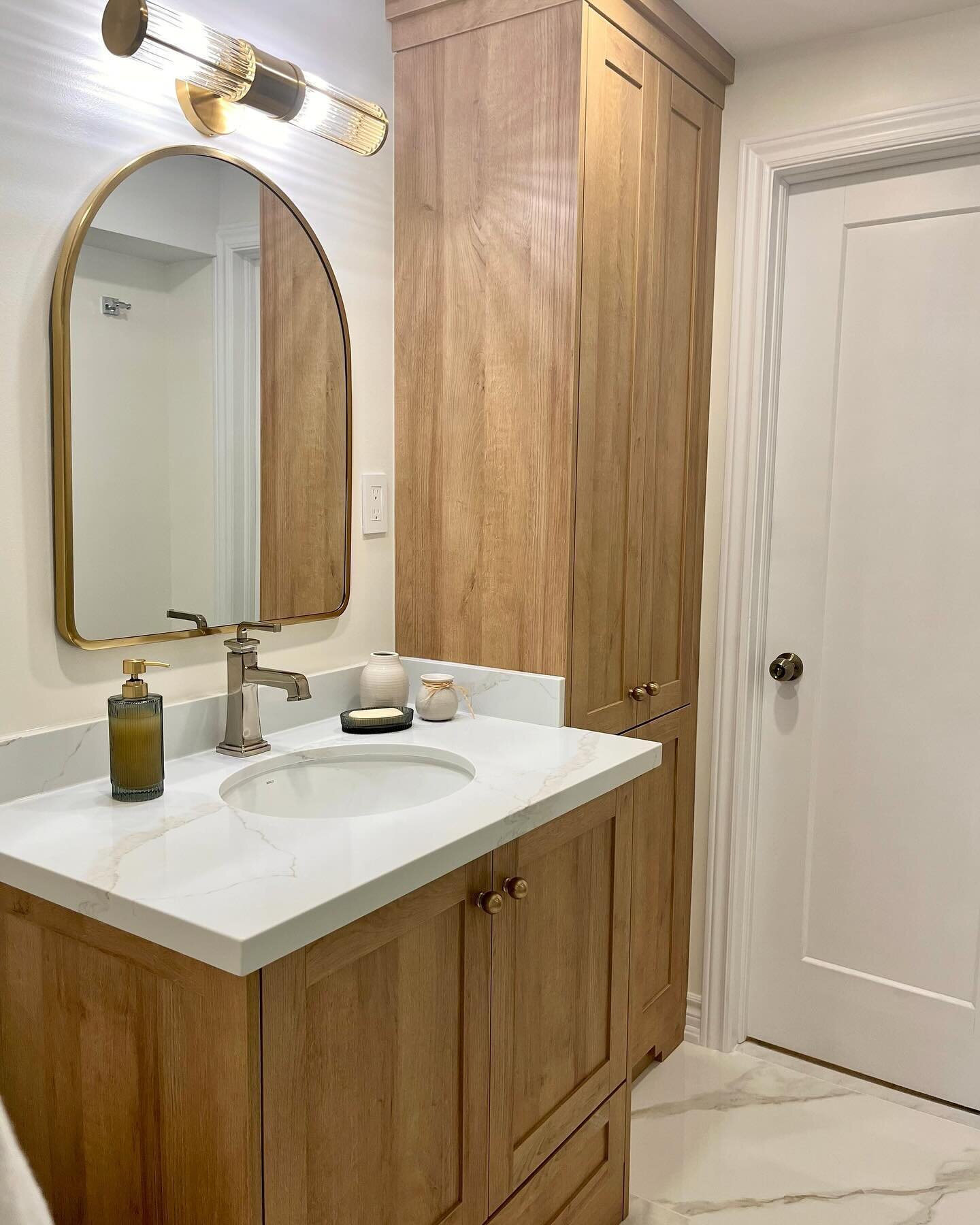 Introducing our latest bathroom renovation, where the warmth of natural oak takes center stage. The seamless blend of modern design and rustic charm invites a sense of calm, while the earthy tones and organic textures add a touch of timeless elegance