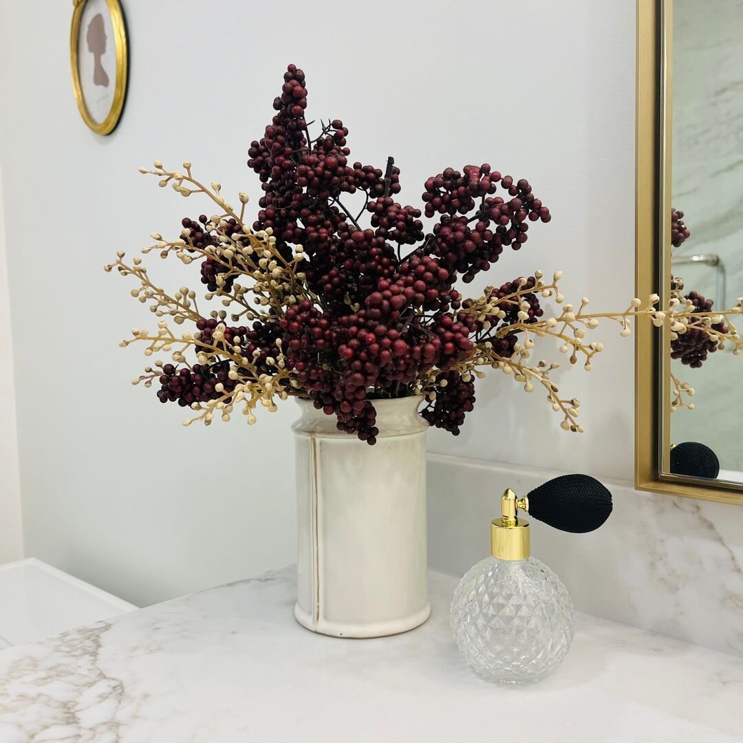 Its the season for all things RED! Add a touch of warmth this Holiday season and don't limit your decor areas in your home! &hearts;️ 
.
.
.
.
.
.
.
.
.
.
.
.
.