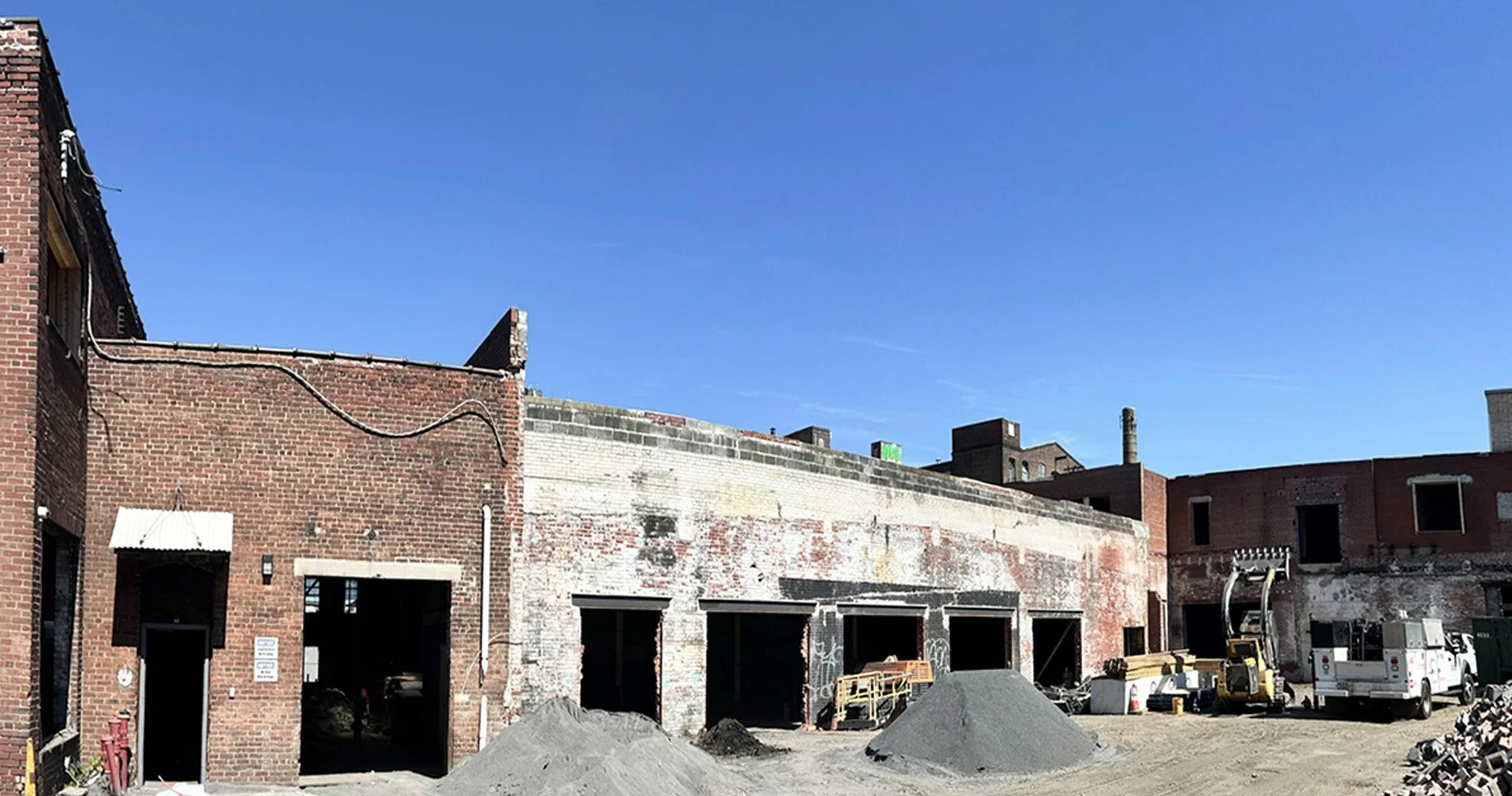 2121-Front View-Construction.jpg