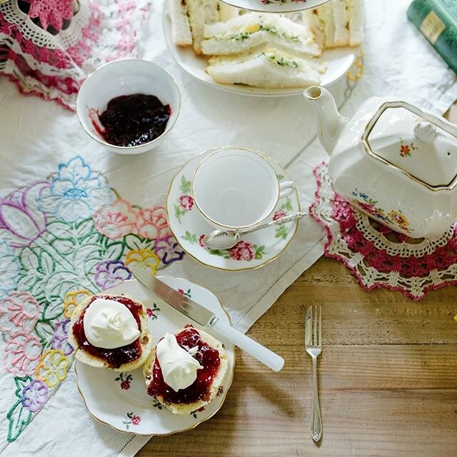Happy #nationalcreamteaday! Today you have the perfect excuse to scoff scones and drink tea from danity vintage teacups, but will you extend that pinky? You might want you read my latest blog  about cream tea facts and etiquette before you decide. 🤣