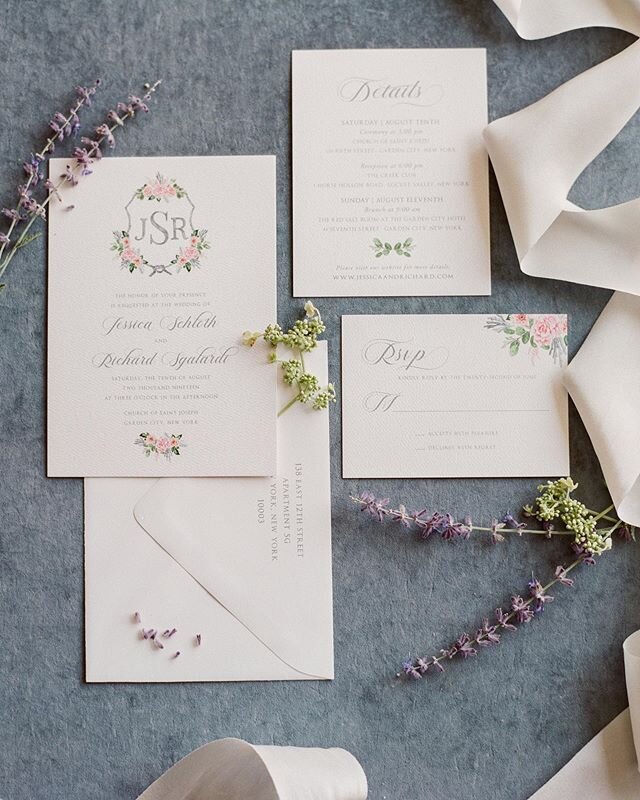Watercolor crests can include a lot of details, but sometimes all one needs is beautiful, lush florals (and a little bit of coral for good measure).
📷: @twahphotography