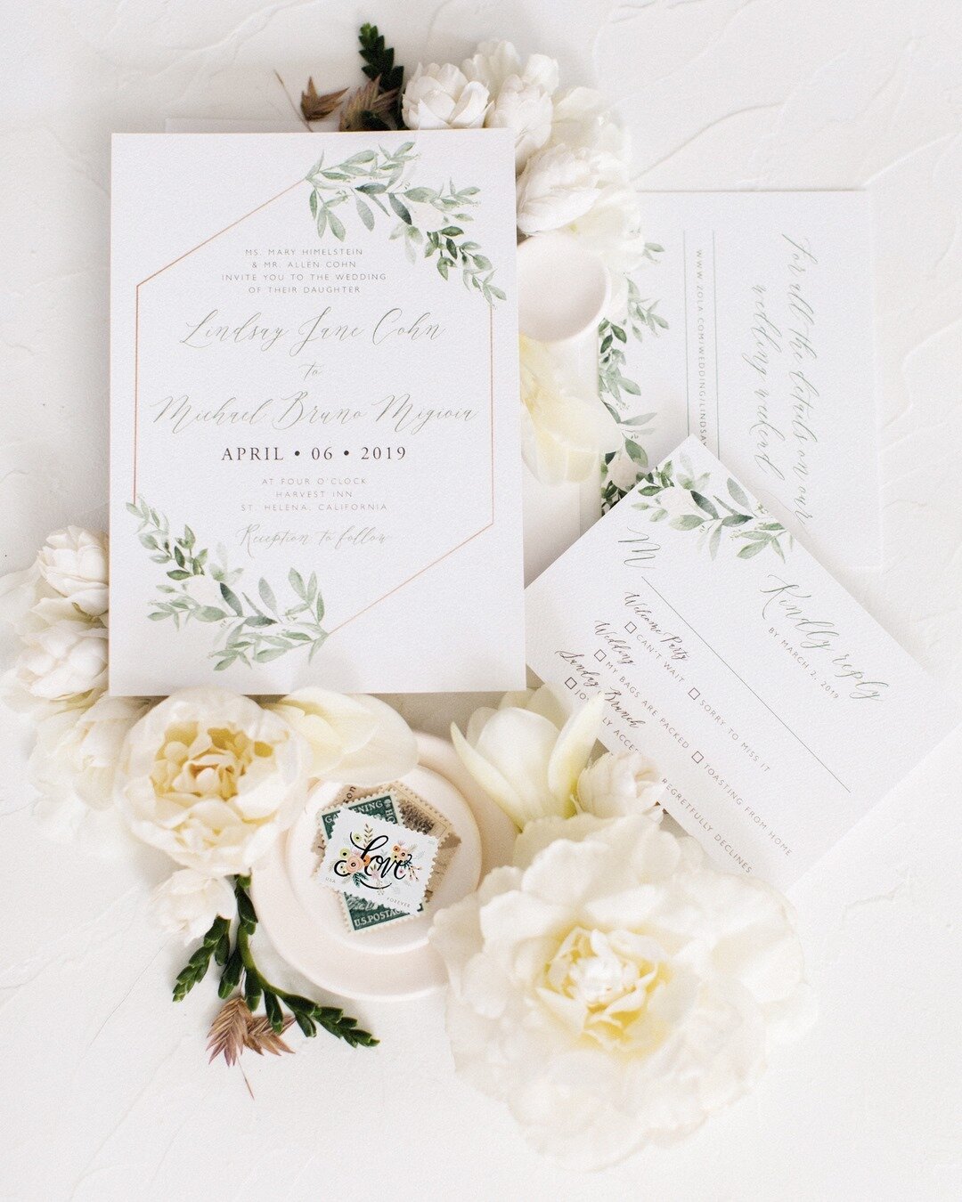 Watercolor is so versatile. It can be used in a traditional wedding crest or in big splashes of bright colors. For this suite, it meant delicate greenery + white florals with that geometric boho touch. 🌿⠀⠀⠀⠀⠀⠀⠀⠀⠀
photo: @brittrenephoto