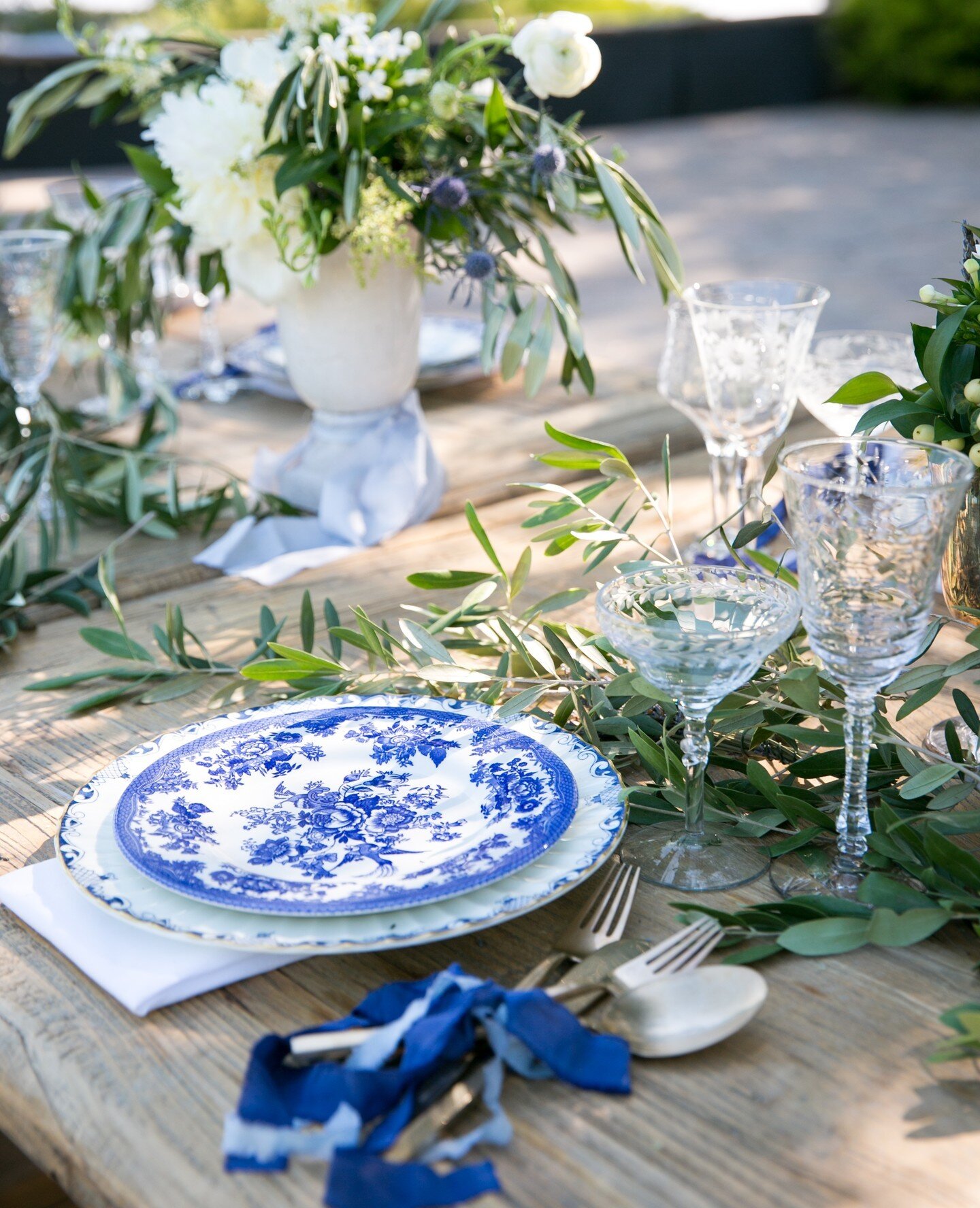 How about this gorgeous tablescape with the vintage blue china? We love it💙

Gallery | Laura + Will🔗in bio
Photography | @mikiandsonja
Designer | @nicolealexandraweddings

#catalinaviewgardens #oceanviewwedding #vineyardwedding #palosverdeswedding 
