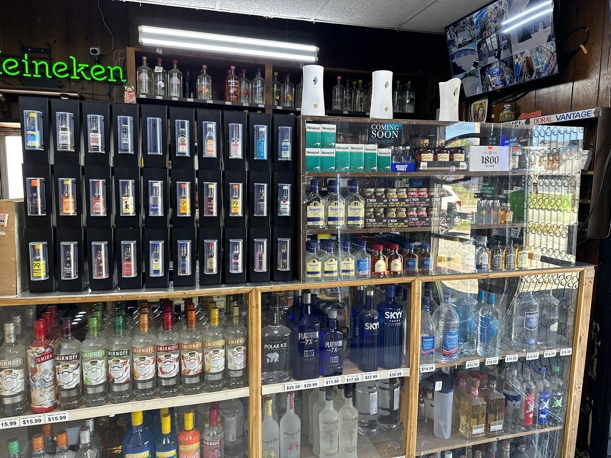 Another great demonstration of how Shooter Displays can take a small retail space and merchandise 50ml mini liquor bottles to optimize space and sales! With this theft proof counter top display, customers can quickly pick their brand to keep your lin