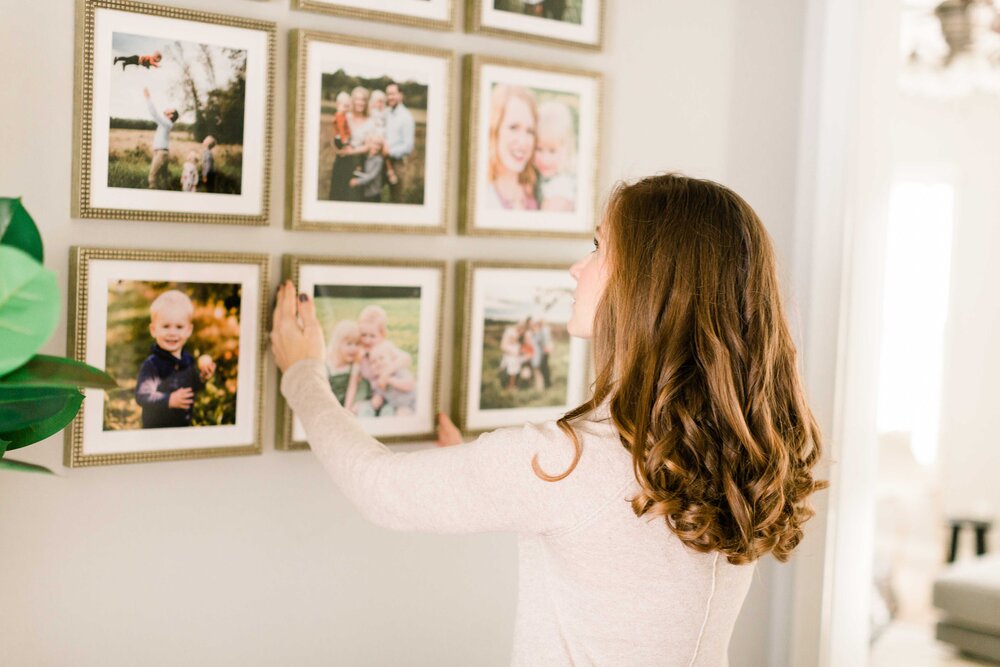 4 Stylish Ways To Hang Family Photos Kelly Mcphail Photography - Arranging 3 Pictures On A Wall