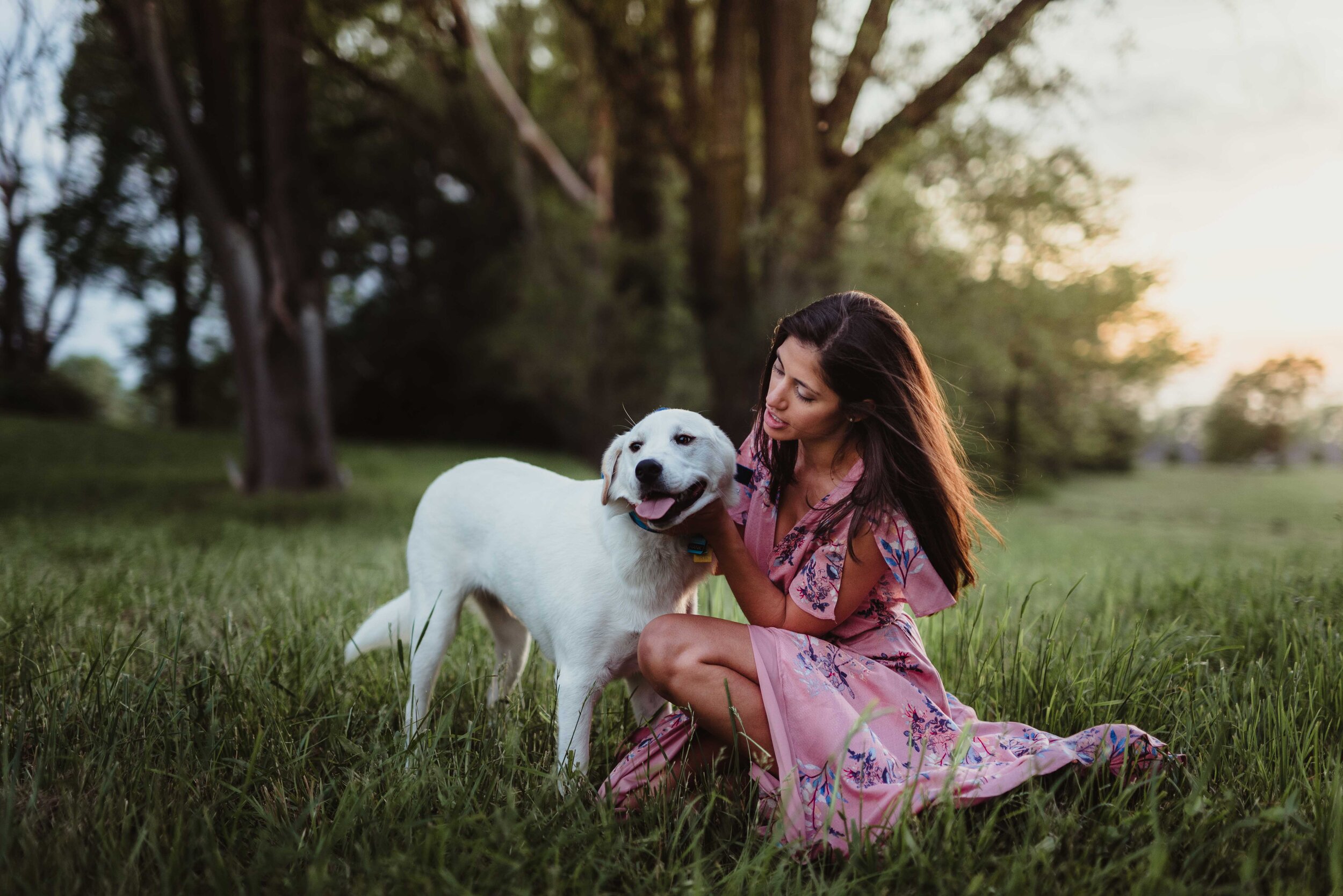 including your dogs in an engagement session is just the best! Looking for a wedding photographer or engagement photographer? Contract Kelly today!