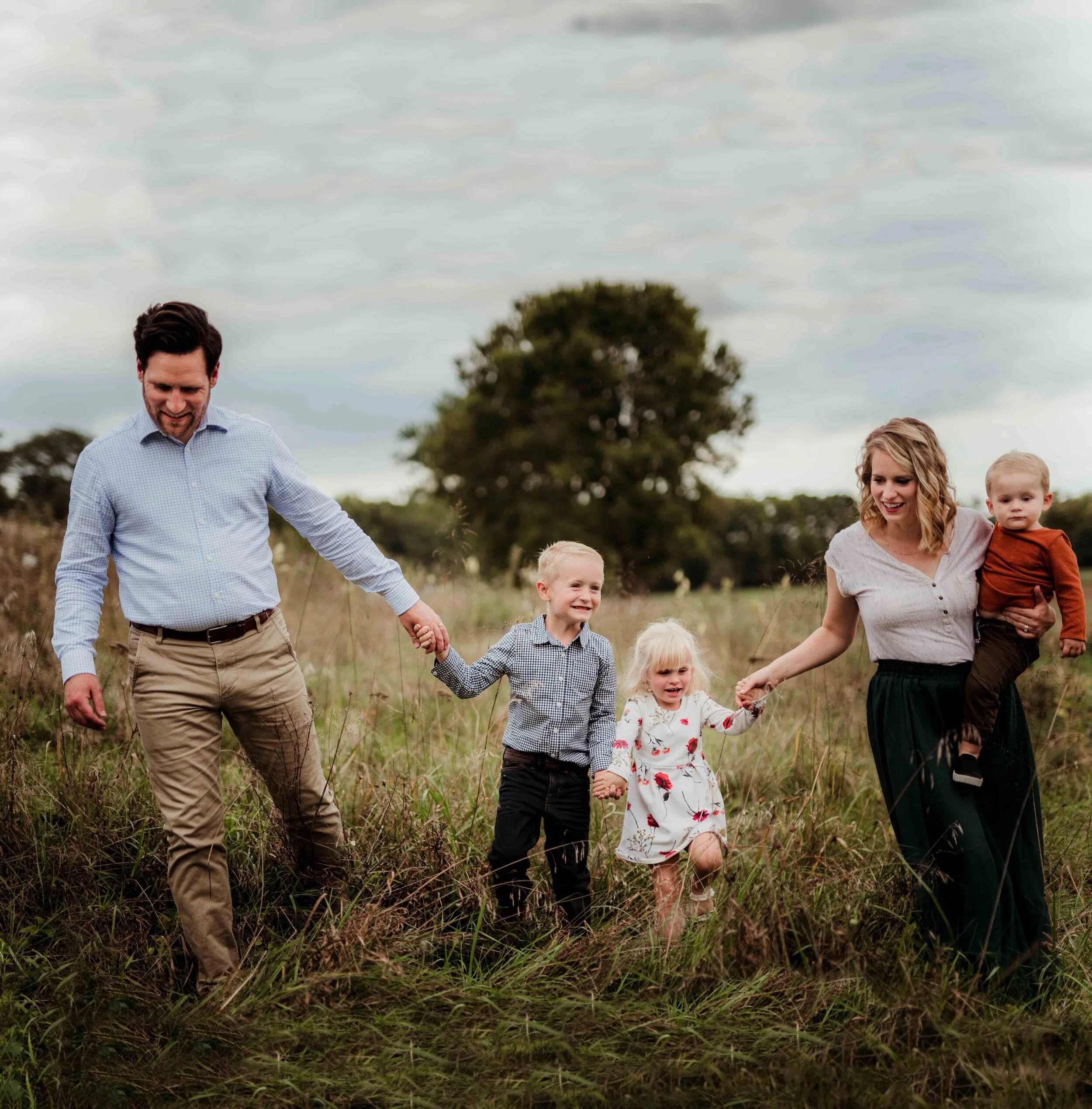 What I love about this family’s outfits is the mom’s dress has a gorgeous pattern that draws in colors from her daughter’s dresses. The daughters are in different complimenting dresses and dad is in the perfect light blue button down shirt to tie it…