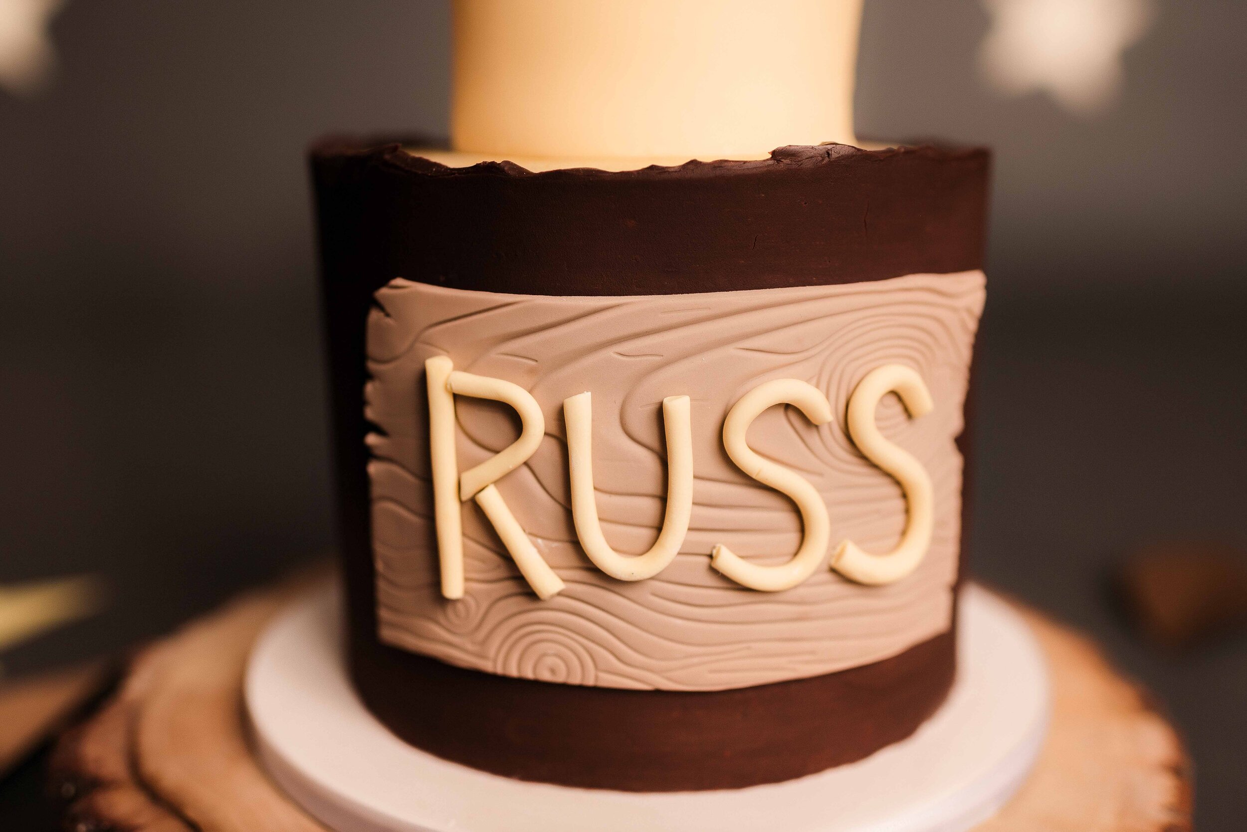 Beautiful details on this gorgeous smash cake from Something Blue Bakery in Lafayette, Indiana