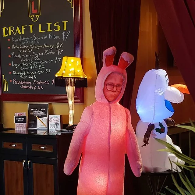 Bringing in the holiday season @brenstapcleaning 🎅  Keep them fresh drafts flowing 🍻#achristmasstory #logan #theatre #fresh #drafts #flowing