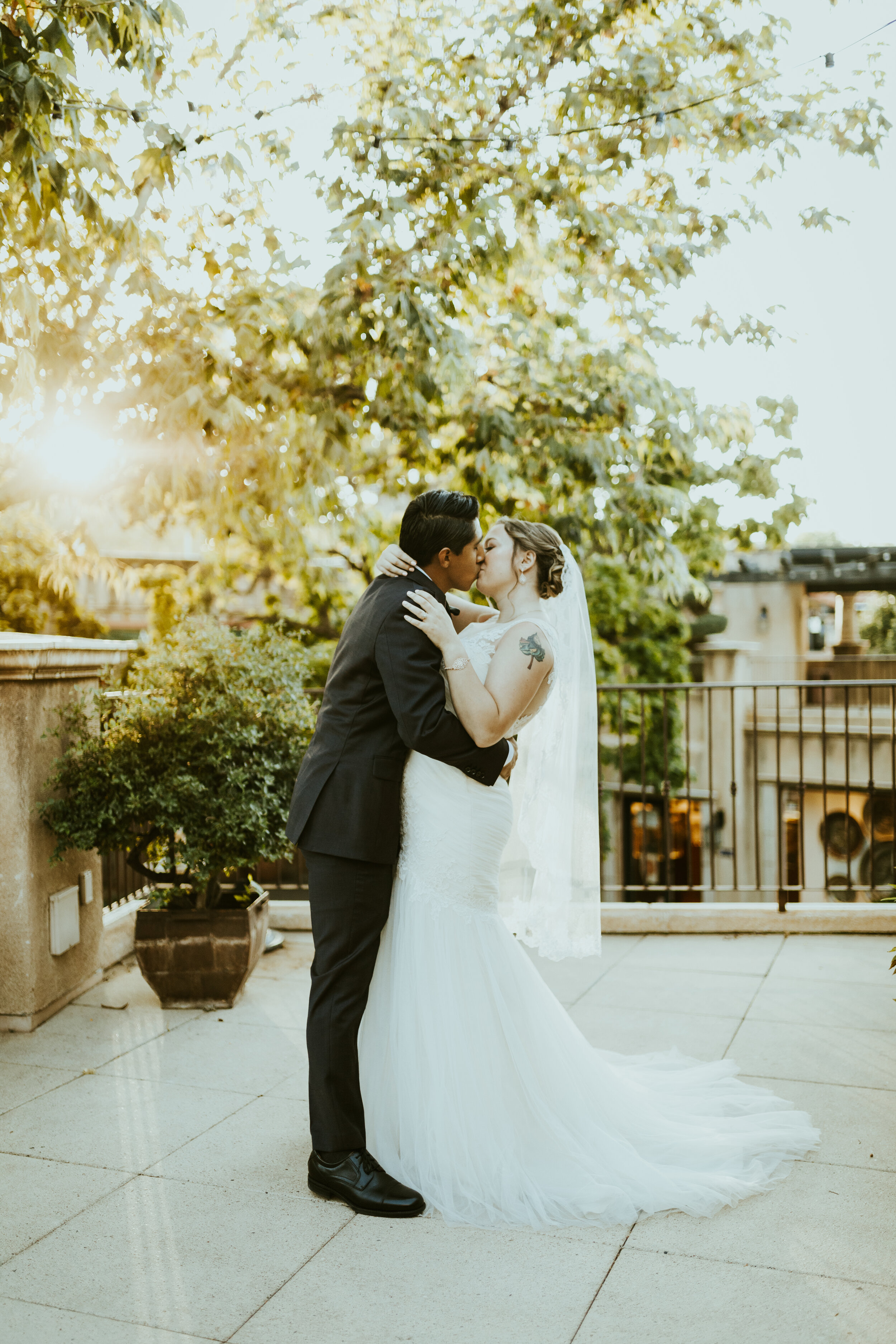 tlaquepaque sedona arizona wedding bride and groom photos romantic kiss-1.jpg