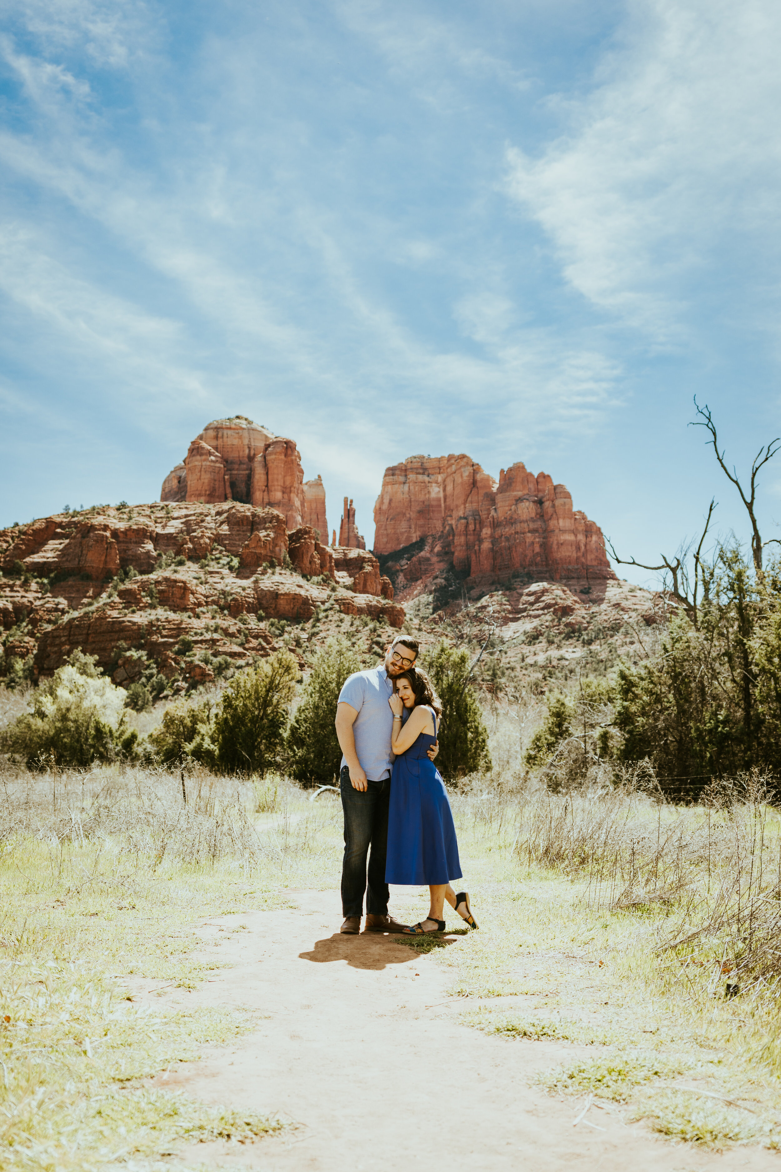 red rock crossing sedona arizona cathedral rock crescent moon ranch couple photos engagement photo outfit inspiration couple posing ideas midday photos-14.jpg