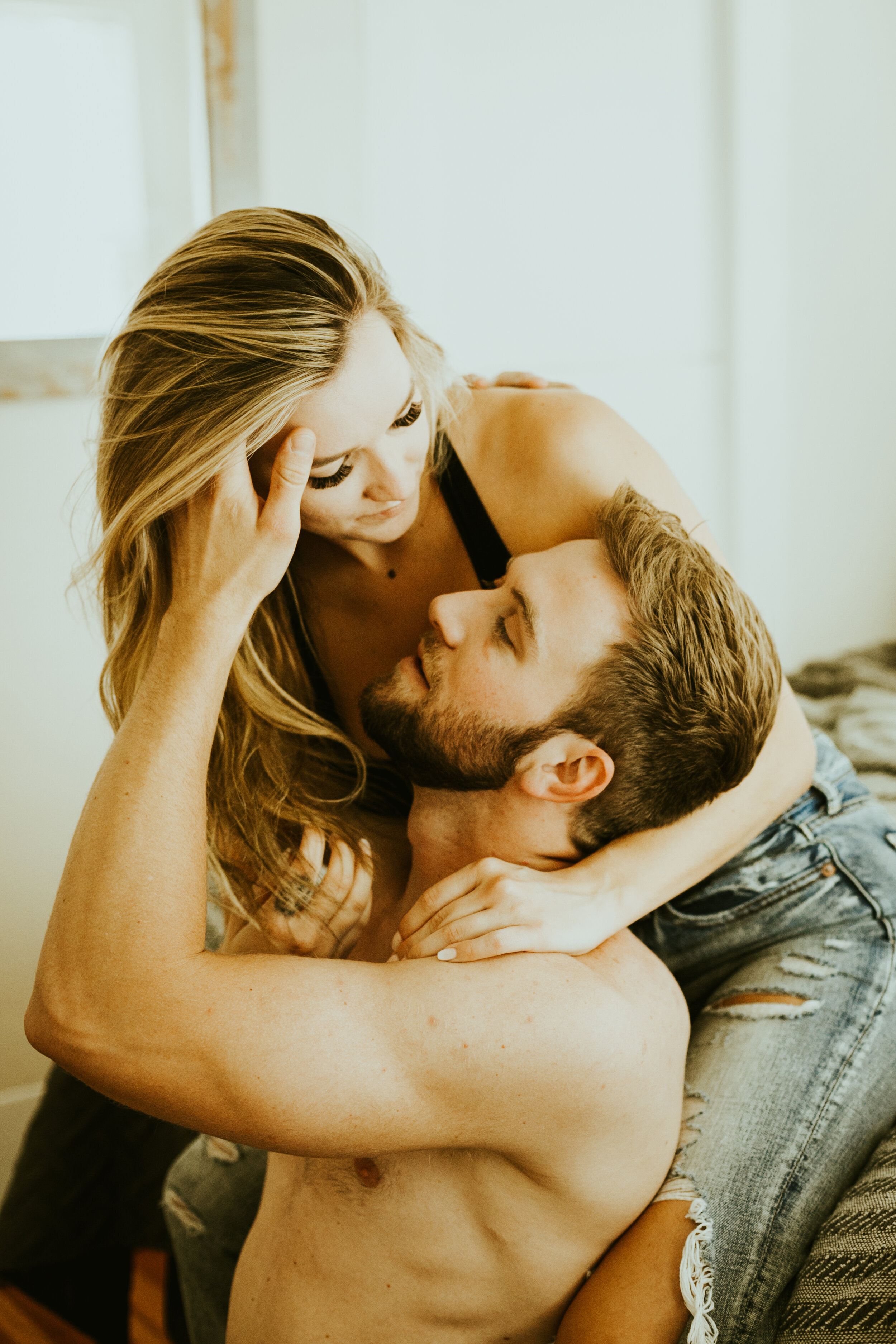 prescott arizona in home couple photo session in home engagement outfit ideas couples posing inspo intimate engagement photos-1.jpg