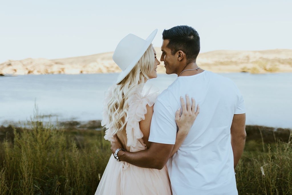 Couple kissing by the lake during Arizona engagement photos