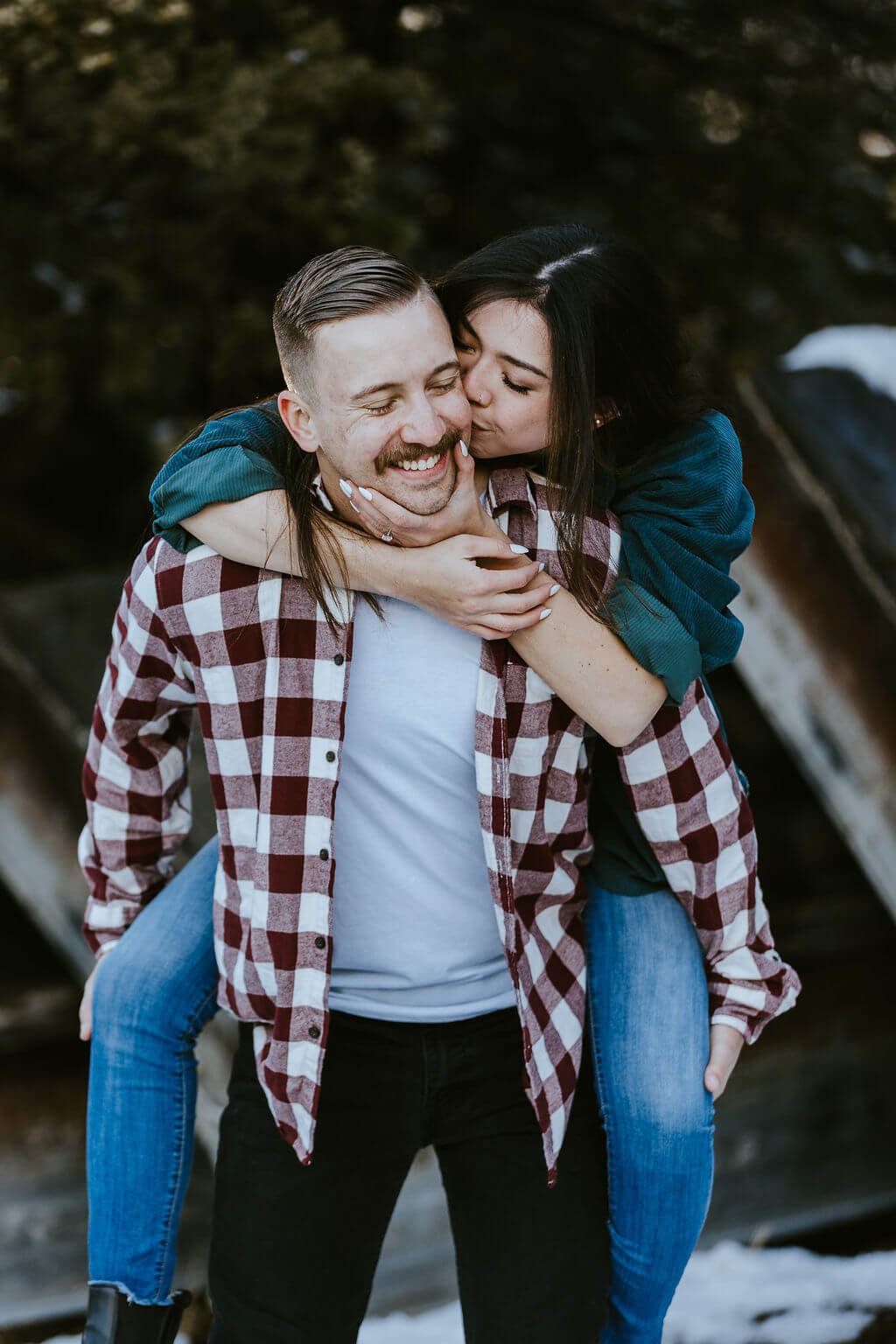18 Ideas Of Engagement Photo Poses For Couples | Glaminati.com