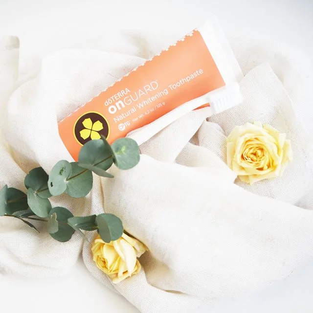 ❤ ČAS ZA NAGRADNO IGRO!!! ❤ :)⠀⠀⠀⠀⠀⠀⠀⠀⠀
Moja najljub&scaron;a zobna pasta: doTERRA On Guard&reg; Natural Whitening Toothpaste⠀⠀⠀⠀⠀⠀⠀⠀⠀
Zakaj mi je tako v&scaron;eč? Ker vsebuje le naravne sestavine! ⠀⠀⠀⠀⠀⠀⠀⠀⠀
- Eterična olja divje pomaranče, klinčkov