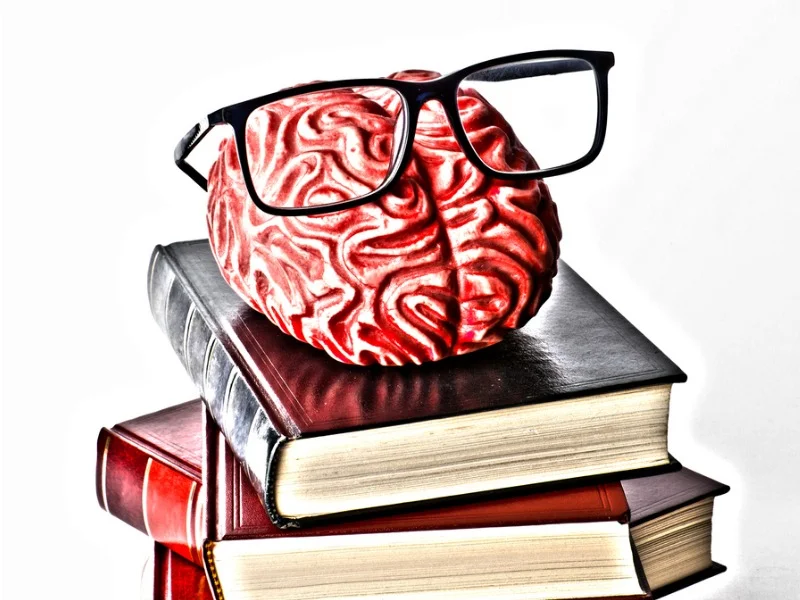books-with-a-brain-and-eyeglasses-picture-id1166647869.jpg