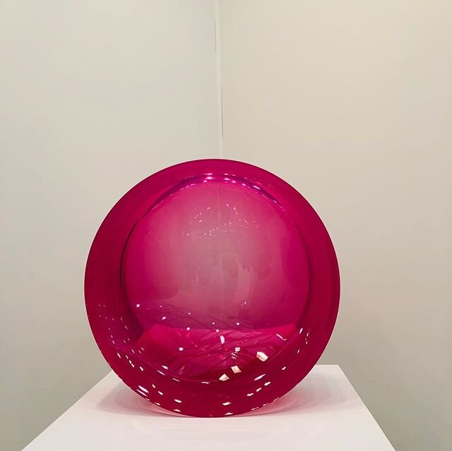 De Wain Valentine #dewainvalentine concave circle at #FriezeLA2020 #lightandspace #minimalistsculptor