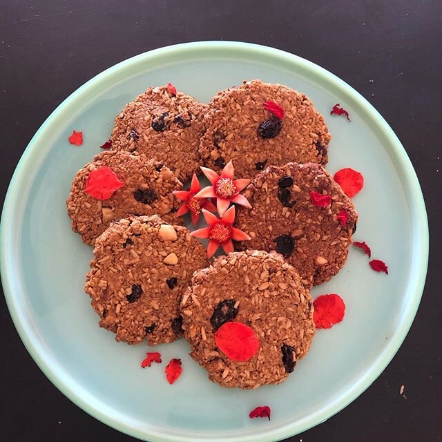 #GlutenFreeVeganCookies on  #happymothersday2020 I was in the mood for healthy oatmeal cookies and baked them for myself. :)) Desert Dessert~~ #desertdessert #tastyartliving #happysunday #Joshuatree #positiveliving #healthyliving #love