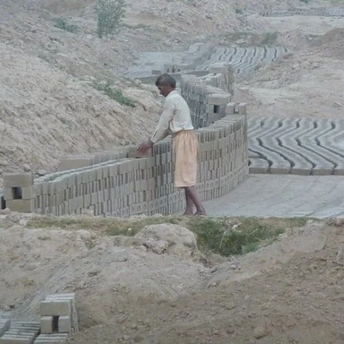Brick-kiln-worker_Photo-by-Ayaz-Qureshi.jpg