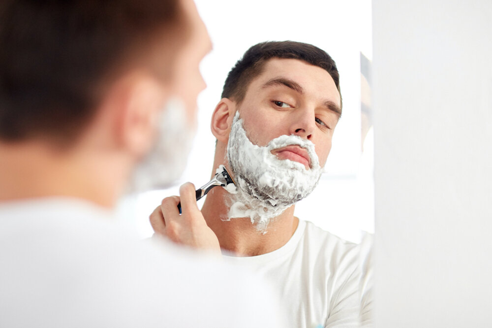 Мужчина бреется. Мужчина с бородой в спа. Мужчина бреется фото. Женщина бреет бороду.