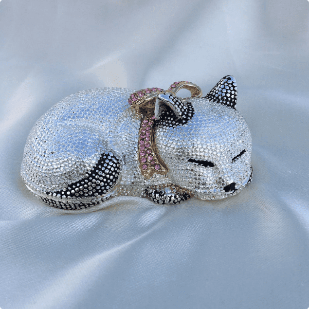 The Crystal Sleeping Cat has a beautiful and dazzling design, with sparkly white and black crystals all over. This gift box is great for cat moms/ lovers/fanatic collectors or for personal uses such as storing special jewelry etc.