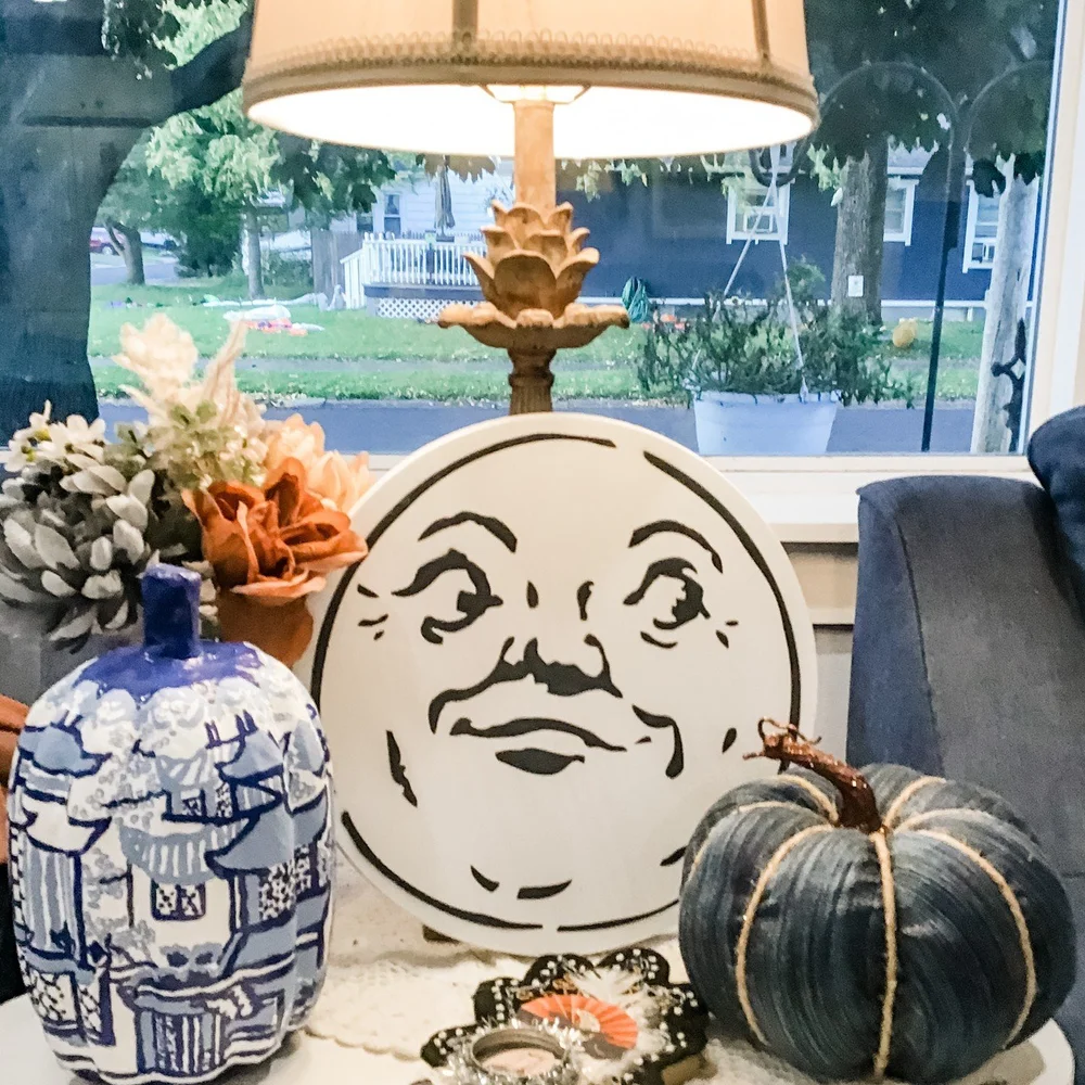 Blue and white chinoiserie pumpkins are sure to leave a lasting impression!

Read more 👉 https://bit.ly/DIYBlueAndWhitePumpkin

#FallDecor