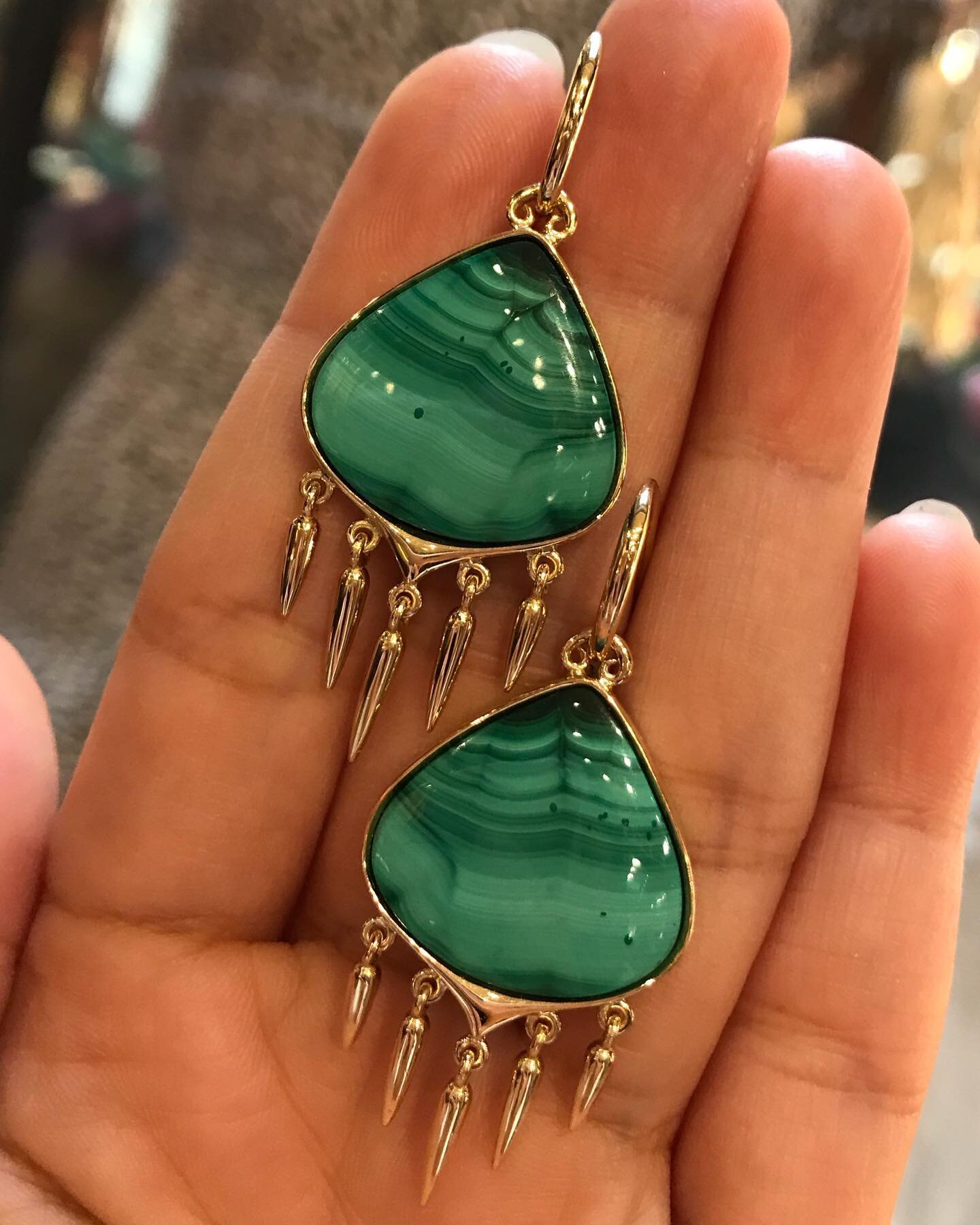 Manifesting balance and abundance with these Malachite earrings 🙏