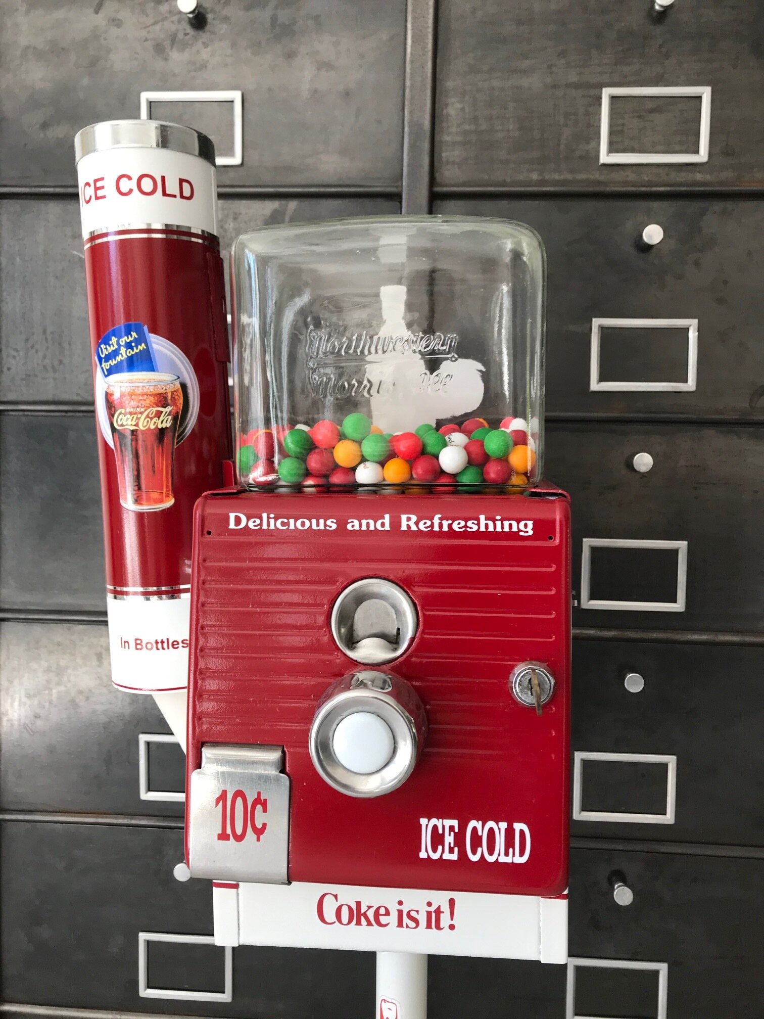 Distributeur machine à bonbon Americain . gumball . decoration