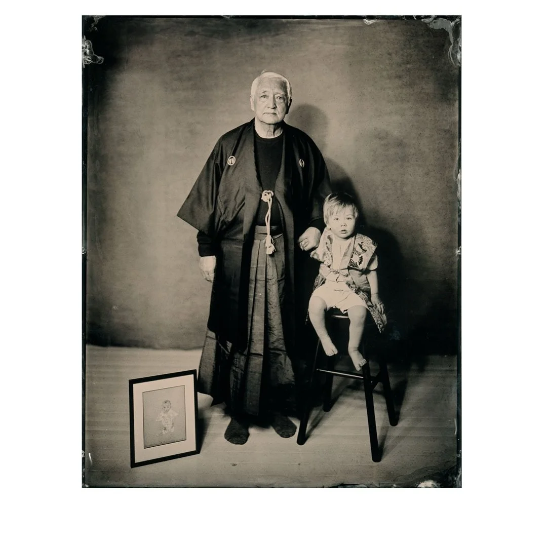 Potretti

Pit&auml;isi kyll&auml; kirjoittaa yl&ouml;s kuvien taustat ja tarinat. Saisi hienon opuksen tehty&auml;.

Nyt isois&auml; tuli lapsenlapsensa kanssa potrettiin. Lapsella on p&auml;&auml;ll&auml; sama asu p&auml;&auml;ll&auml;, jota herra i