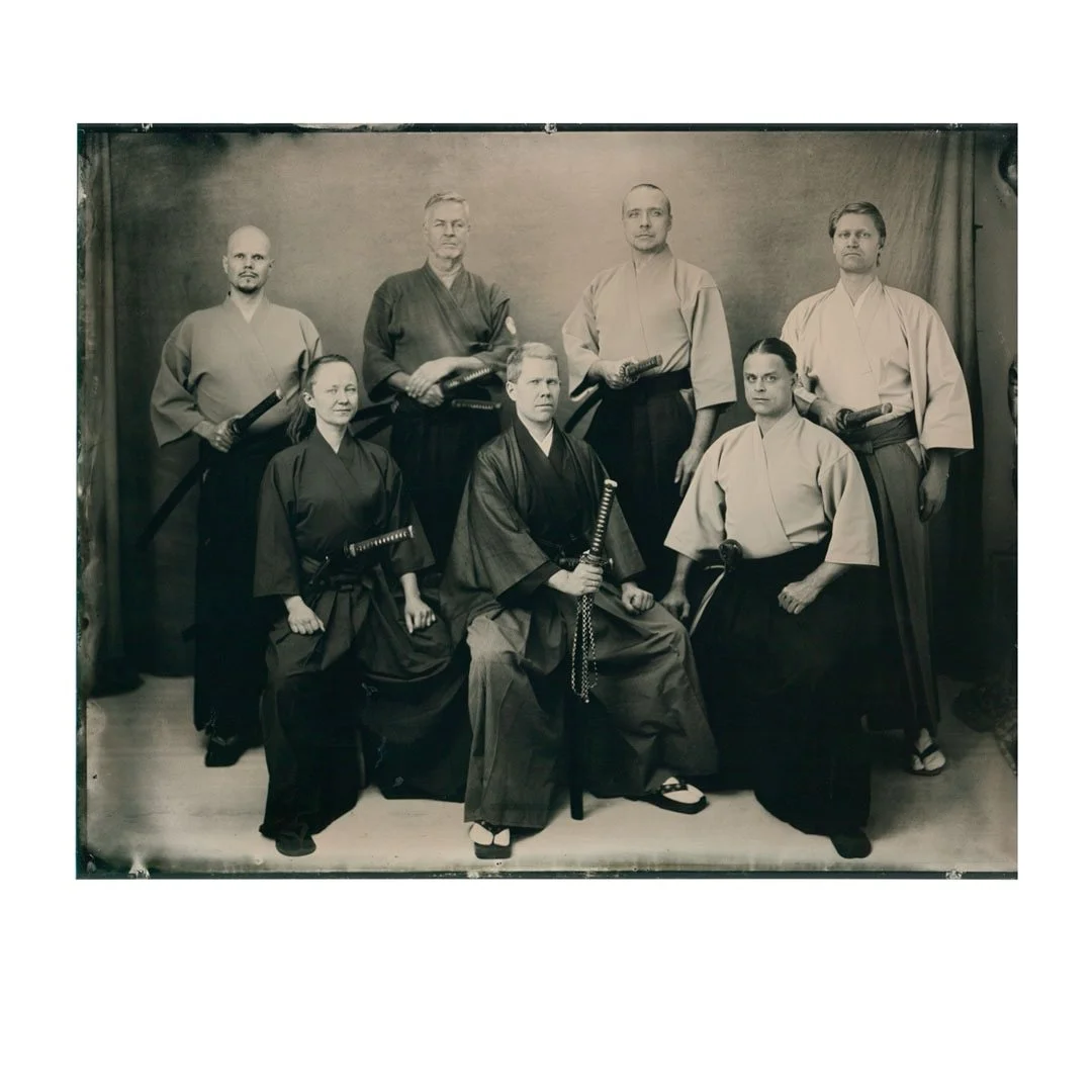 Seitsem&auml;n samuraita piipahti ateljeessa.

Kaupaton yhteisty&ouml;:

Jos kalenterini ei olisi jo t&auml;ynn&auml; valokuvausharrastusta ja tarvitsisin arjesta irroittavan meditatiivisen asian niin se olisi miekan tie kera @leppavaaranbudoseura 

