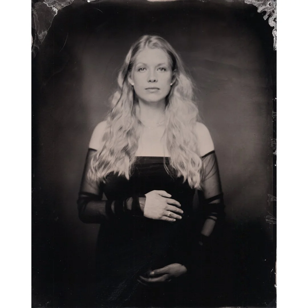 Potretti ja samalla hyv&auml;&auml; naistenp&auml;iv&auml;&auml;!

#helsinki #finland #wetplate #wetplatecollodion #portrait #8x10 #analogphotography #portrait #portraiteuryscop #largeformat #voigtlander #420mm #largeformat @chamonixviewcamera #tinty