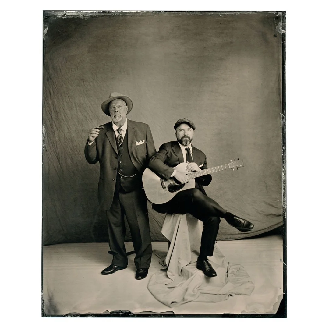 Herrat Pekka &amp; Kakko k&auml;viv&auml;t 8x10&rdquo; artistikuvassa. Jos juurimusiikki kiinnostaa niin suosittelen kuuntelemaan soitantoa tai tilaamaan duo:n keikalle. L&ouml;ytyy suoratoistoista, Youtube ja FB.

Gentlemen Pekka &amp; Kakko stopped