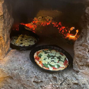 Pizza senza glutine realizzata con l'impasto per panini Bürli (mescolare solo con acqua) cotto in un antico forno a legna a Maiorca. Grazie per aver condiviso la foto!! Vorrei poterlo assaggiare!