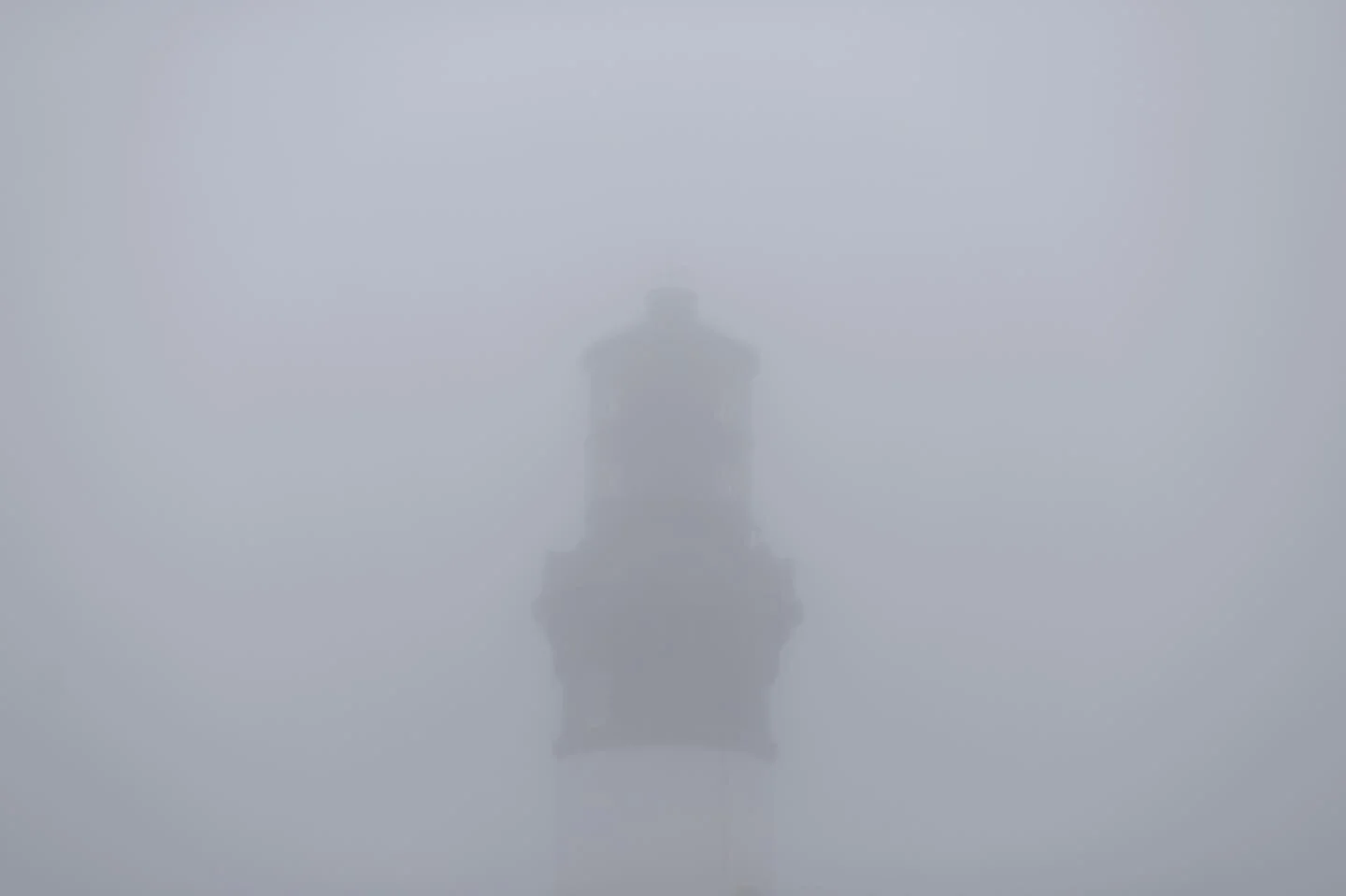 D81 kilom&egrave;tre 6, apr&egrave;s quelques minutes de marche, j&rsquo;arrive au phare du Creac&rsquo;h. Pendant plusieurs minutes, il avait disparu, avant de r&eacute;appara&icirc;tre de ce brouillard cauchemardesque.&nbsp;Il est 12h45

L&agrave; 