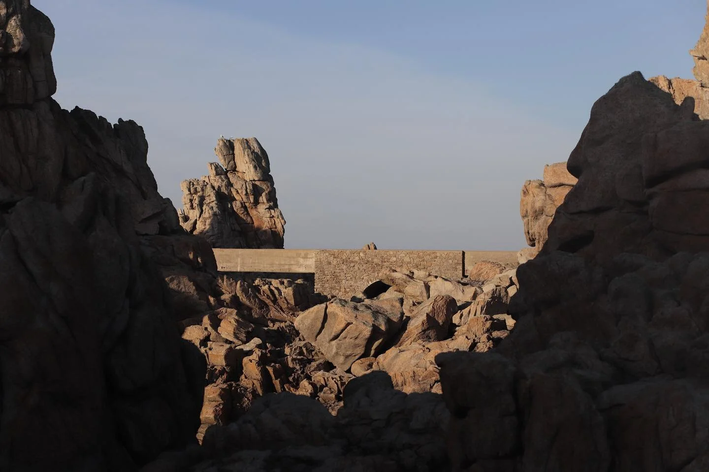 Depuis le 1er f&eacute;vrier, je suis &agrave; Ouessant. Depuis deux semaines je suis ouessantin (temporairement), finist&eacute;rien, flottant, mondial, et insulaire. &Agrave; Ouessant, on parle de vagues, de temp&ecirc;tes, du temps qui passe, du v
